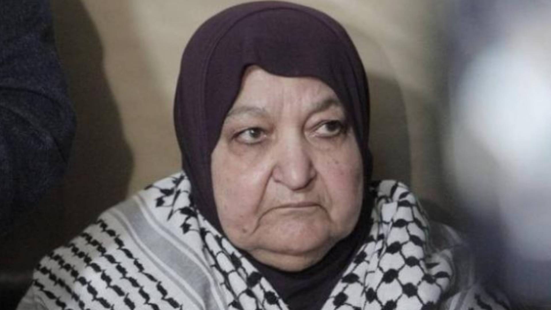 والدة الأسير ناصر أبو حميد