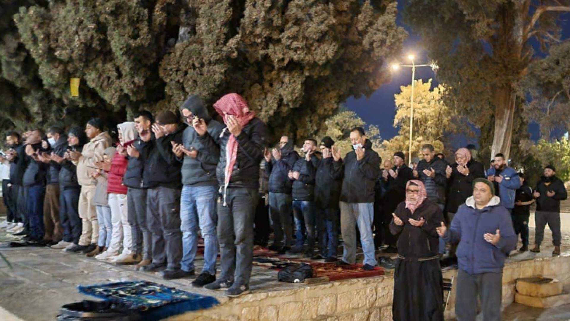 آلاف الفلسطينيون يؤدون صلاة الفجر في المسجد الأقصى