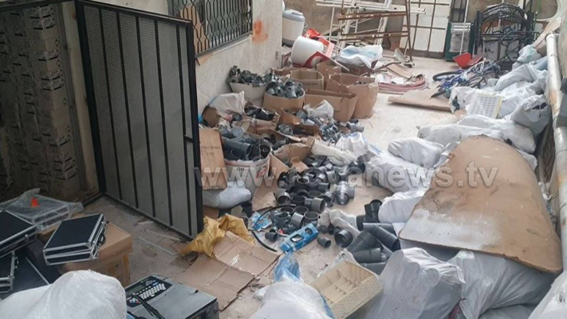 الأمن: ضبط معدات صناعية مزوة داخل مستودع وشقق في إربد