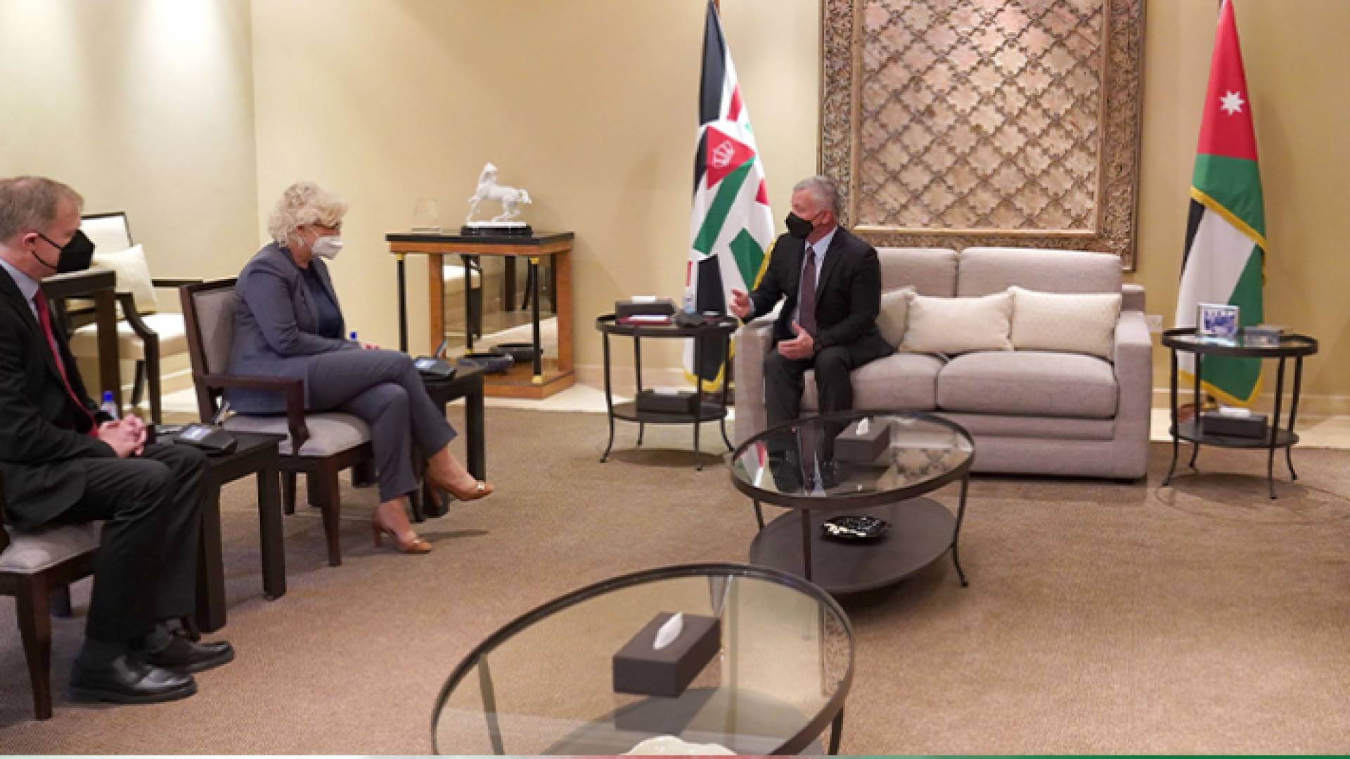 الملك يستقبل وزيرة الدفاع الألمانية