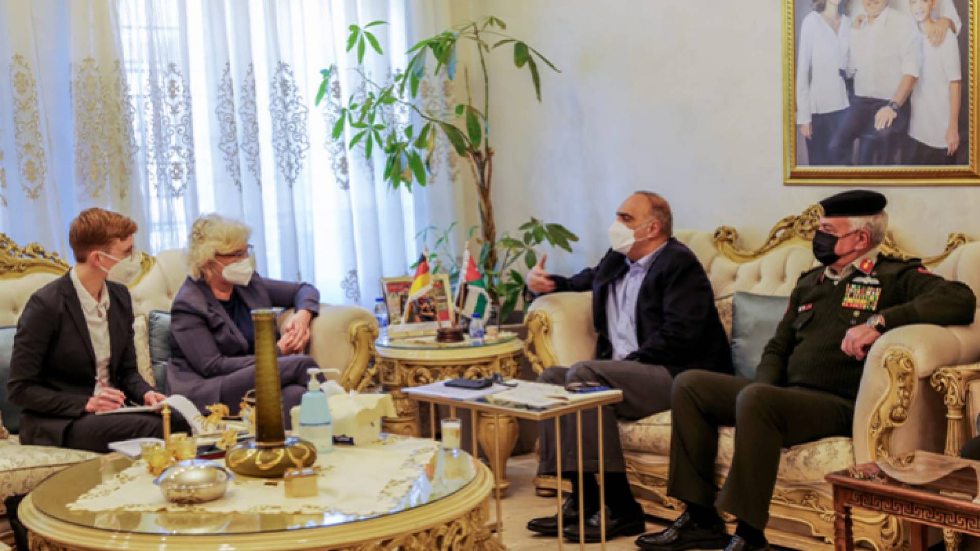 الخصاونة يلتقي وزيرة الدفاع الألمانية