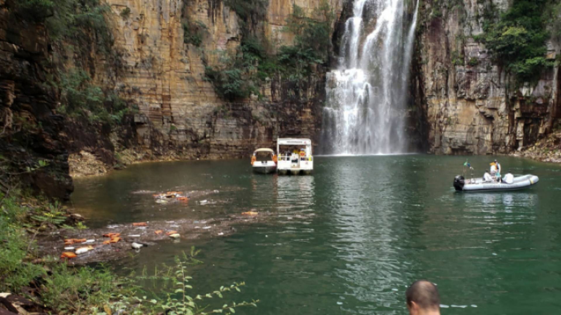 قتلى إثر سقوط صخرة ضخمة على قوارب.. كارثة وثّقتها الكاميرات في البرازيل