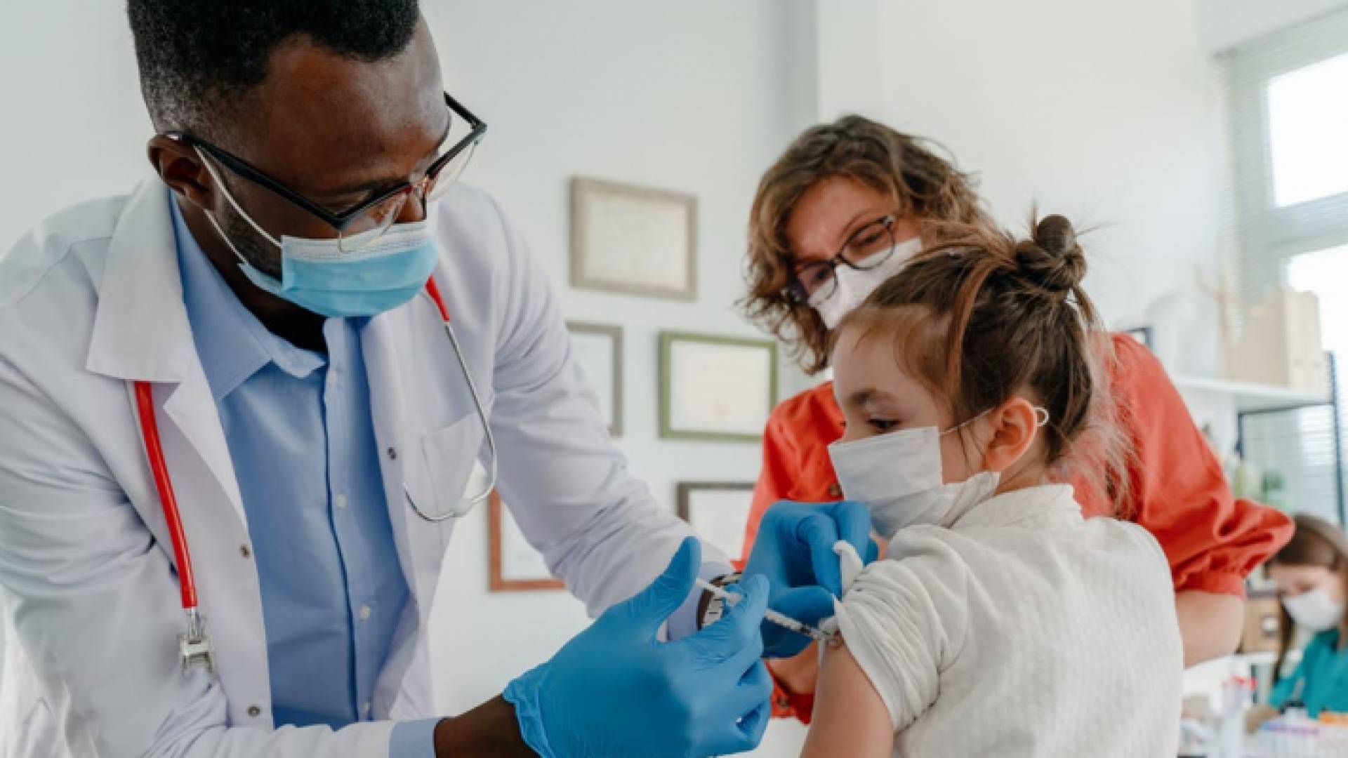 تطعيم أطفال