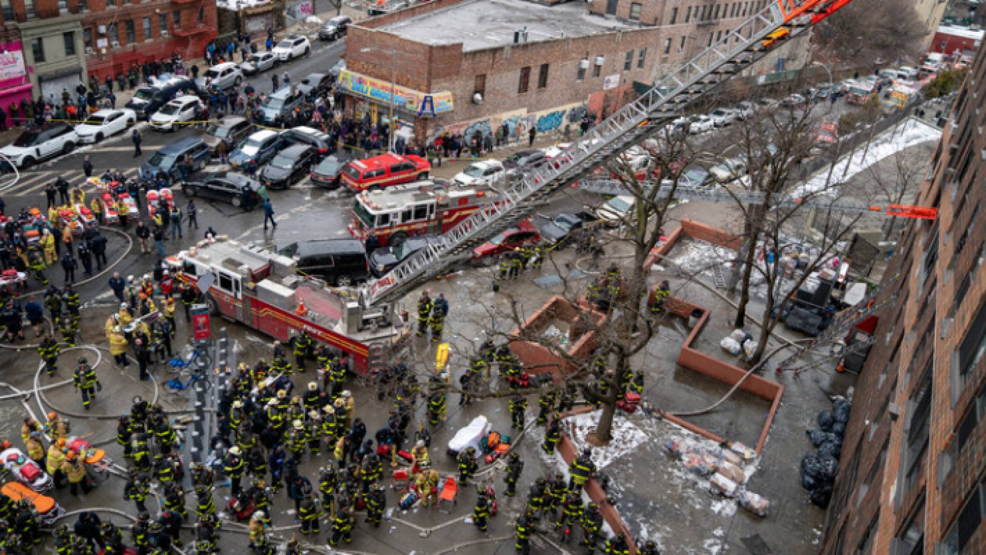 رجال الإطفاء في نيويورك في أثناء محاولتهم السيطرة على الحريق
