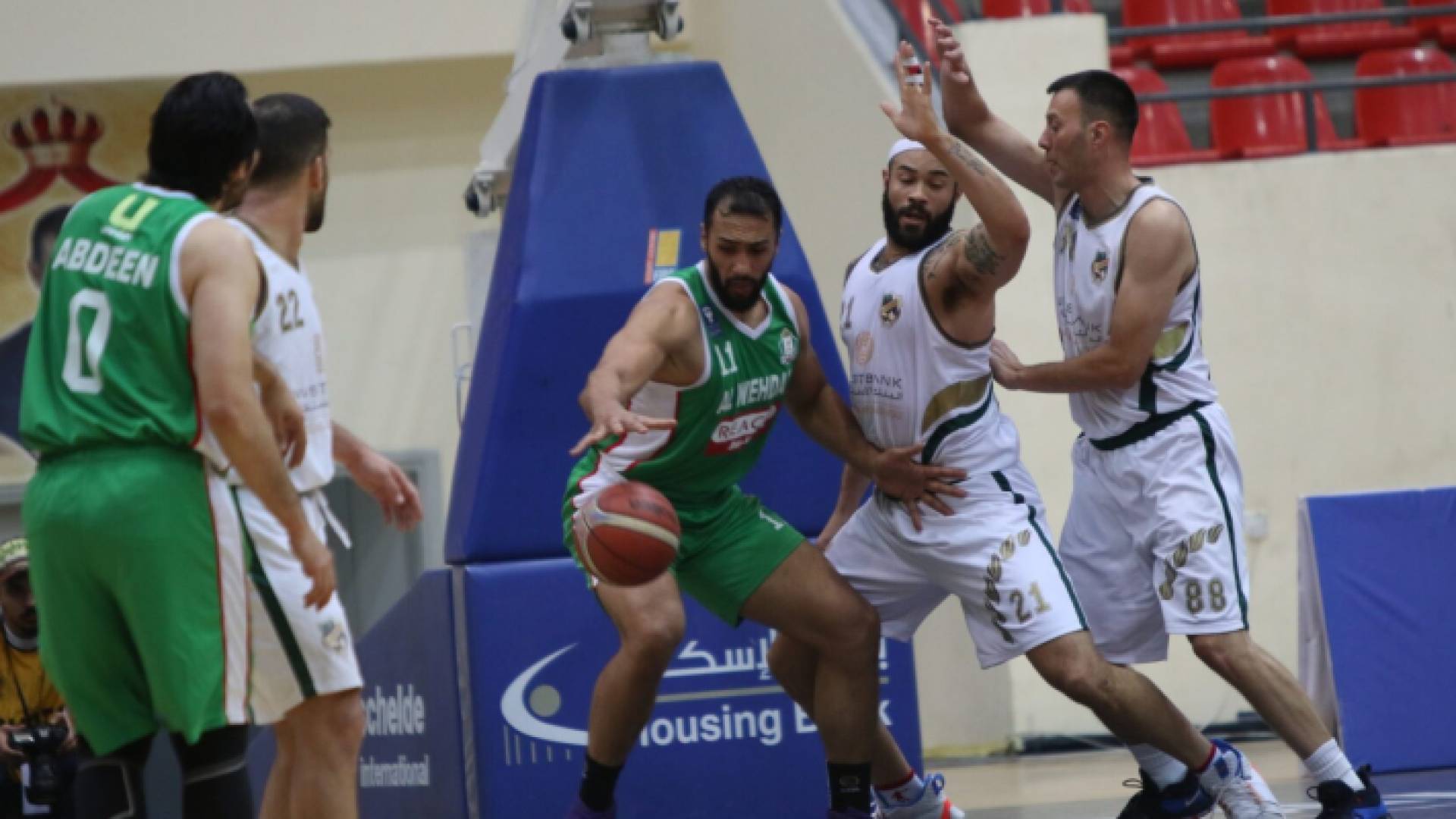 الأهلي والوحدات في مباراة سابقة