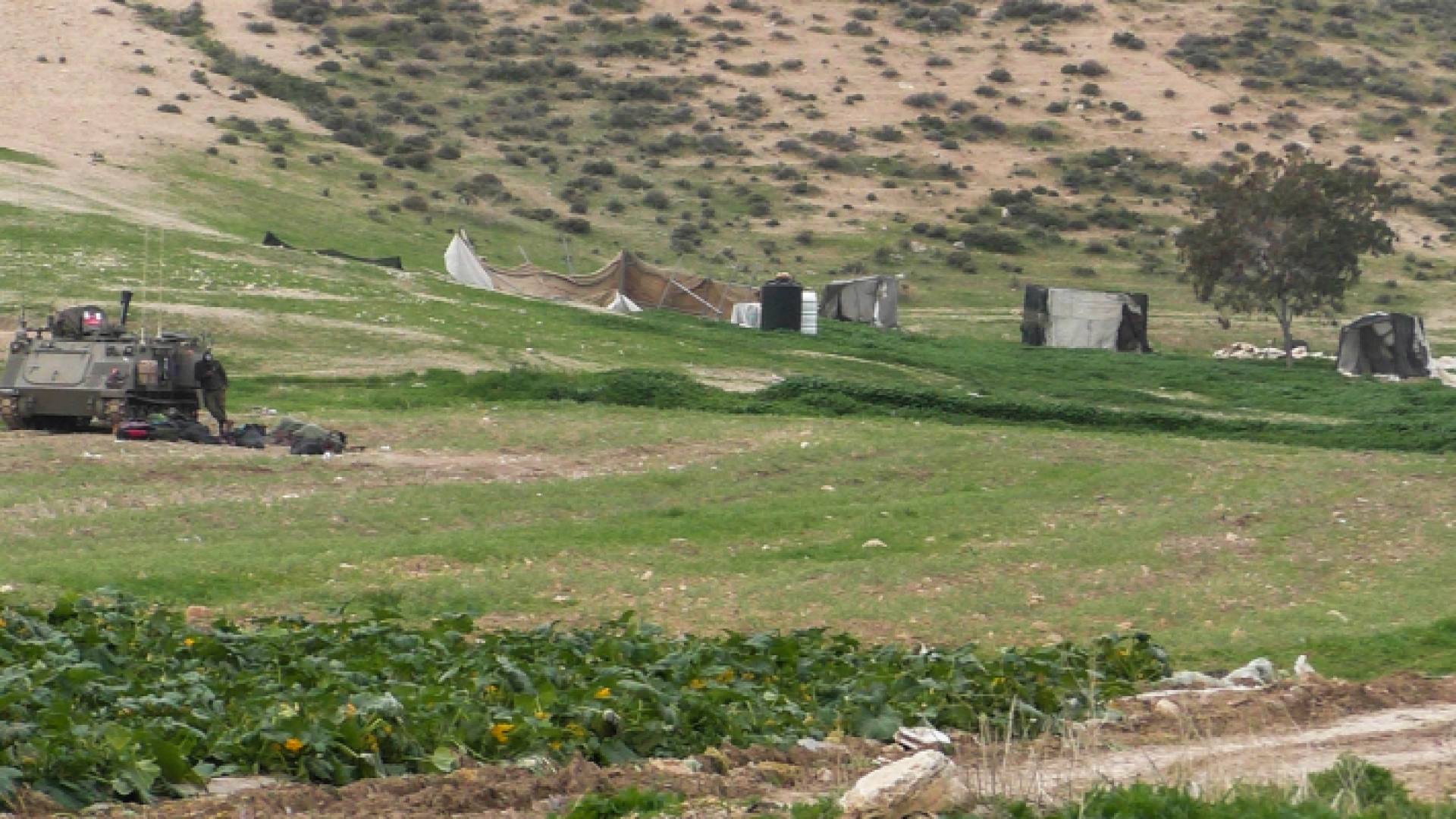 آلية عسكرية في إحدى أراضي خربة ابزيق