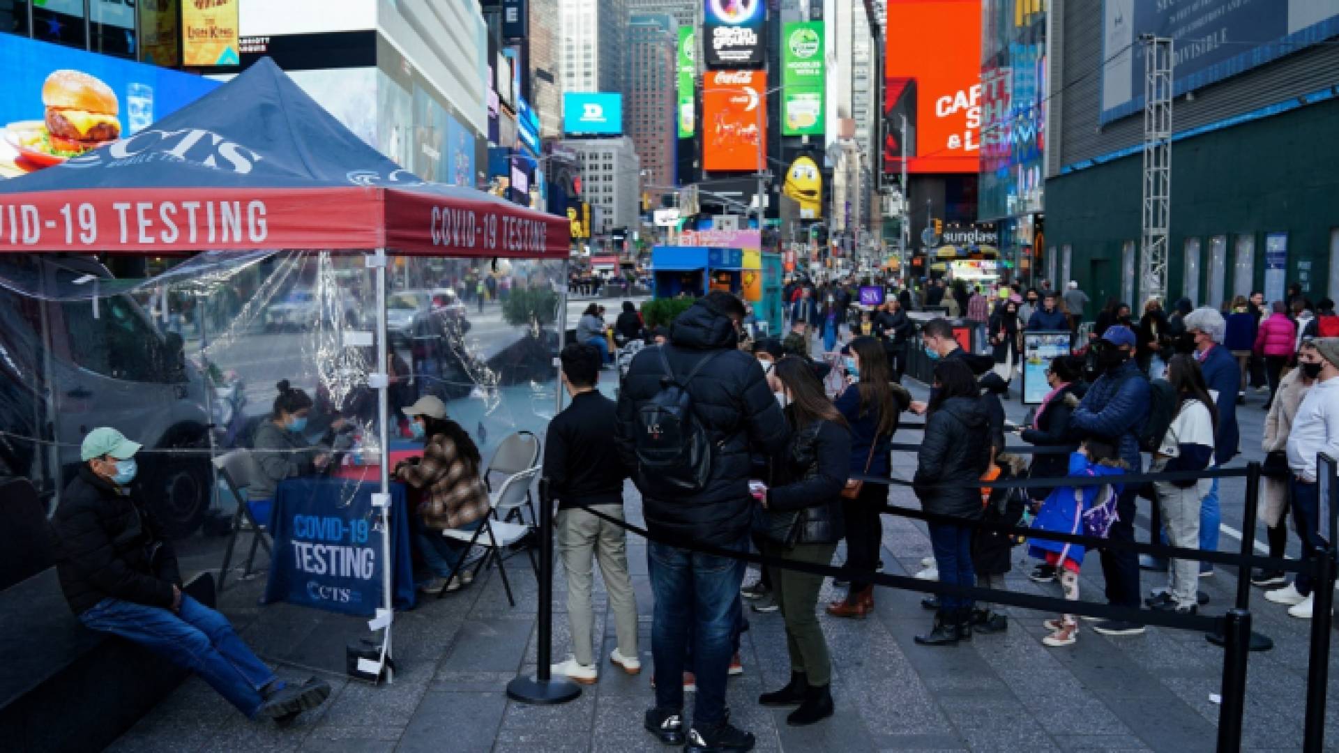 أمريكيون بانتظار دورهم لإجراء فحص كورونا