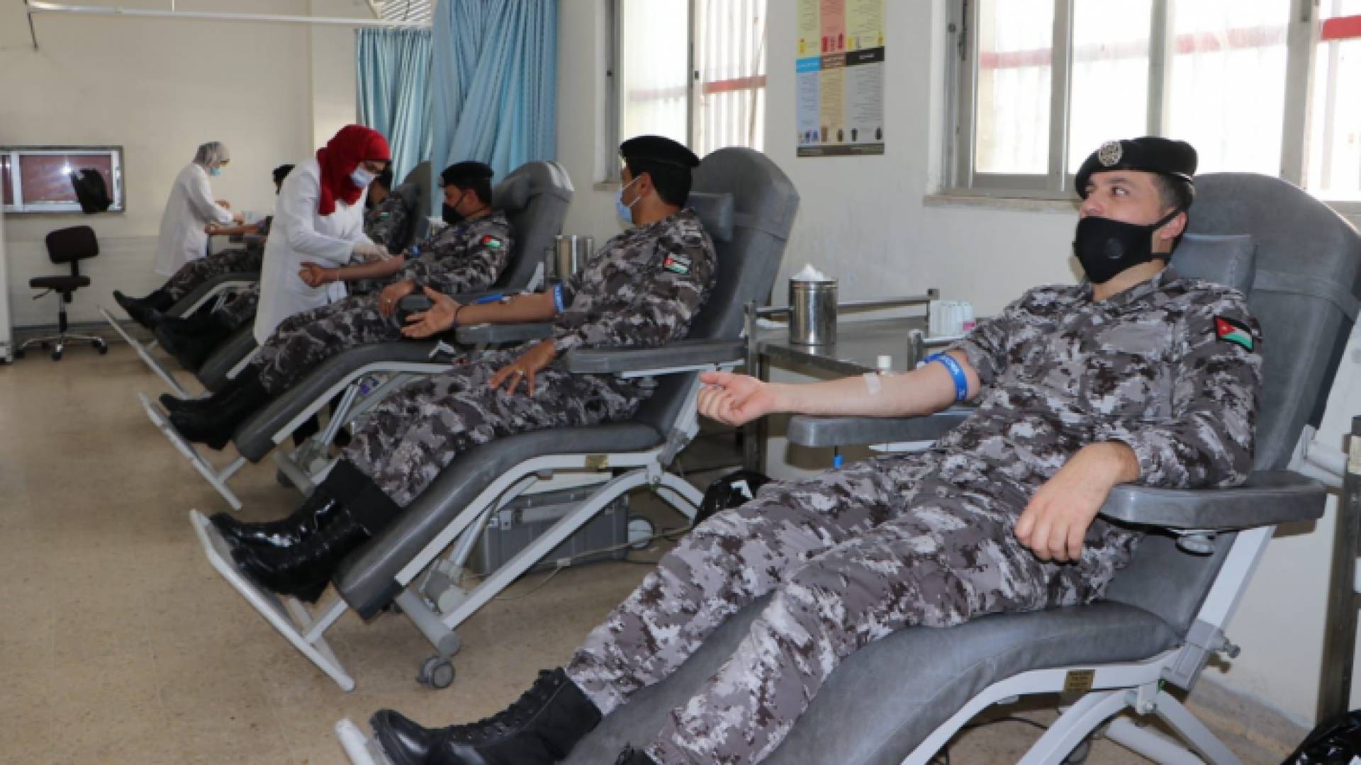 حظة تبرع نشامى الأمن العام بالدم