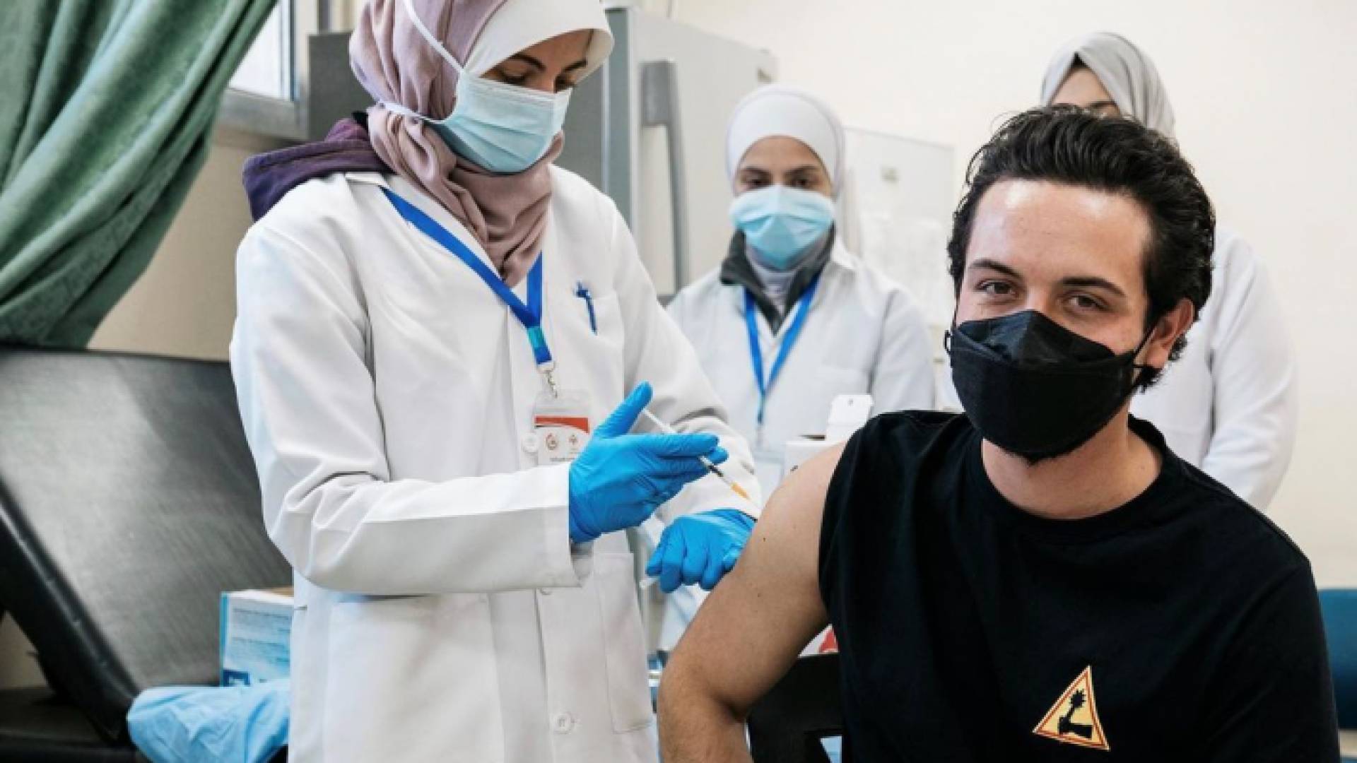 ولي العهد يتلقى الجرعة المعززة من لقاح كورونا