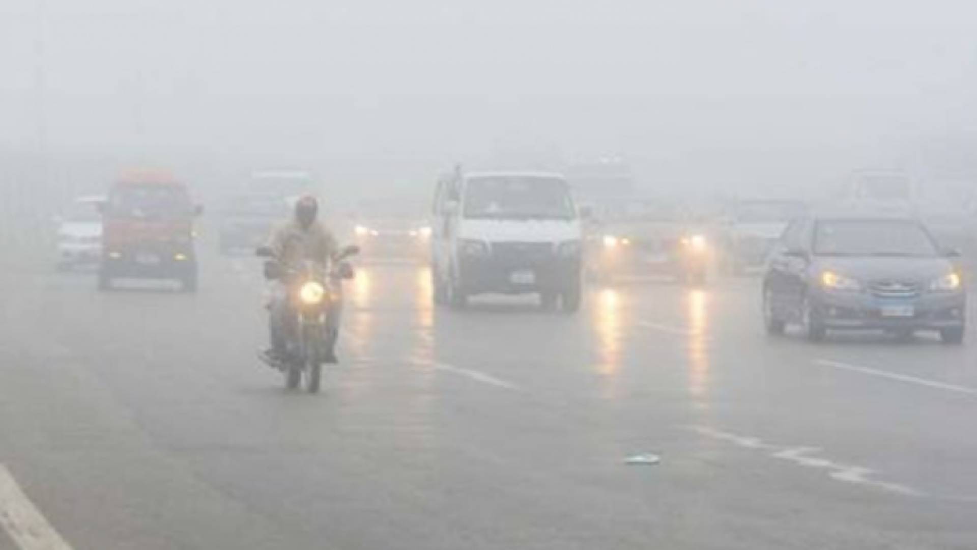 اجواء ضبابية تسببها الشبورة المائية