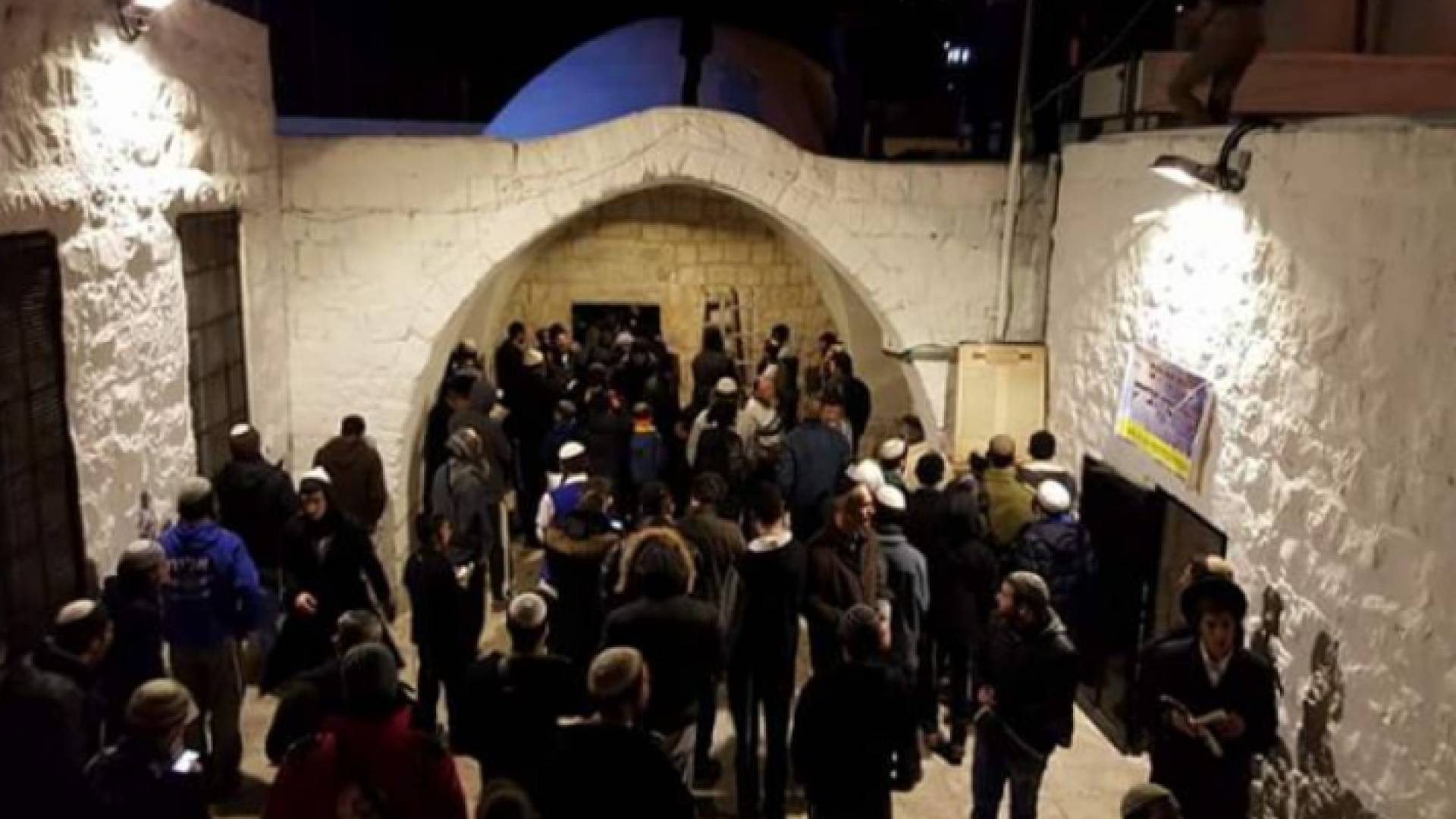 مستوطنون عند مقام تاريخي في نابلس.. ارشيفية