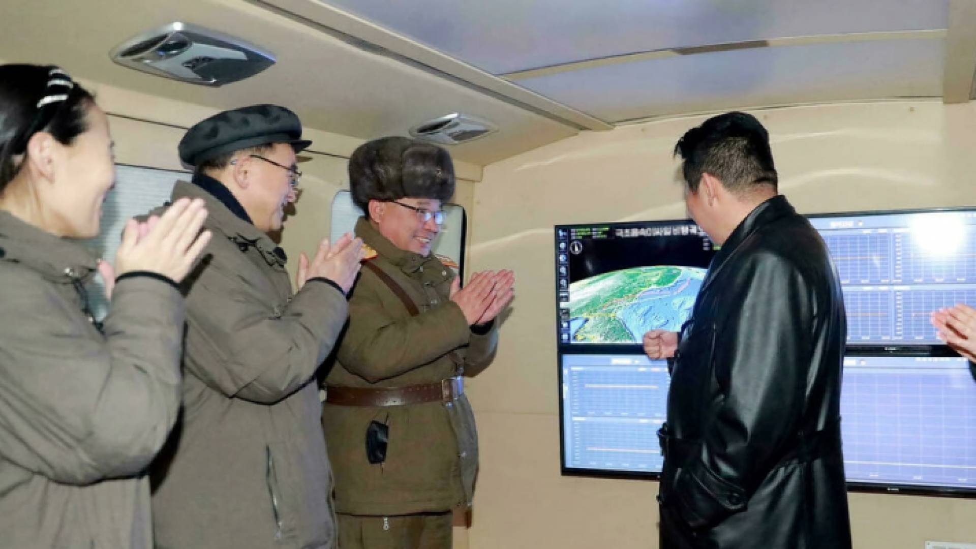 كيم جونغ-أون (يمين) يشرف على تجربة إطلاق صاروخ فرط صوتي - ا.ف.ب