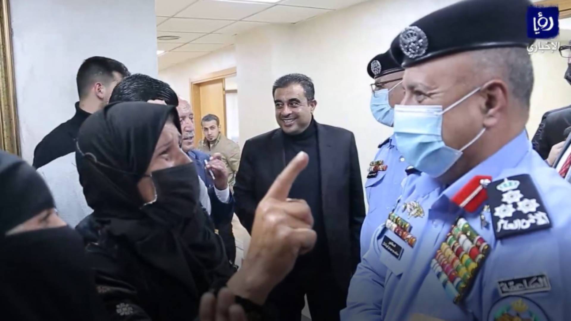 سيدة من العقبة تستنجد بمساعد مدير الأمن العام في أروقة مجلس النواب لتنجيد ابنها