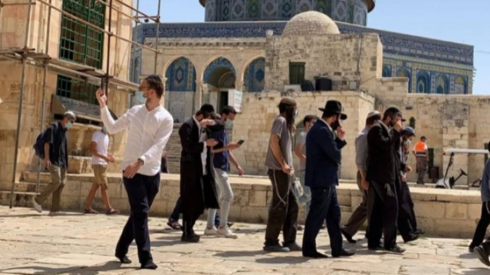 مستوطنون يقتحمون باحات المسجد الأقصى