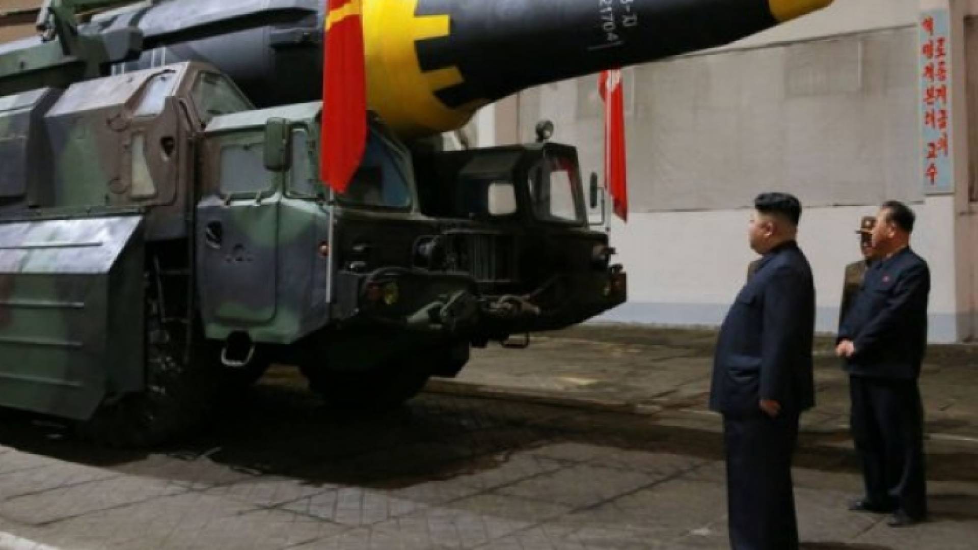 الرئيس الكوري الشمالي يقف أمام صاروخ بالستي -أرشيفية