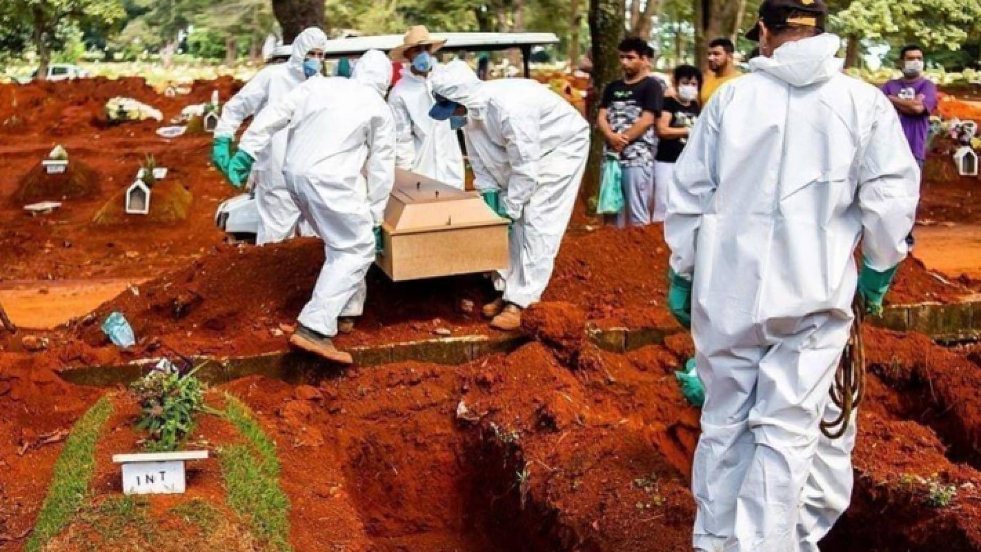 لحظة دفن أحد موتى فيروس كورونا في المكسيك