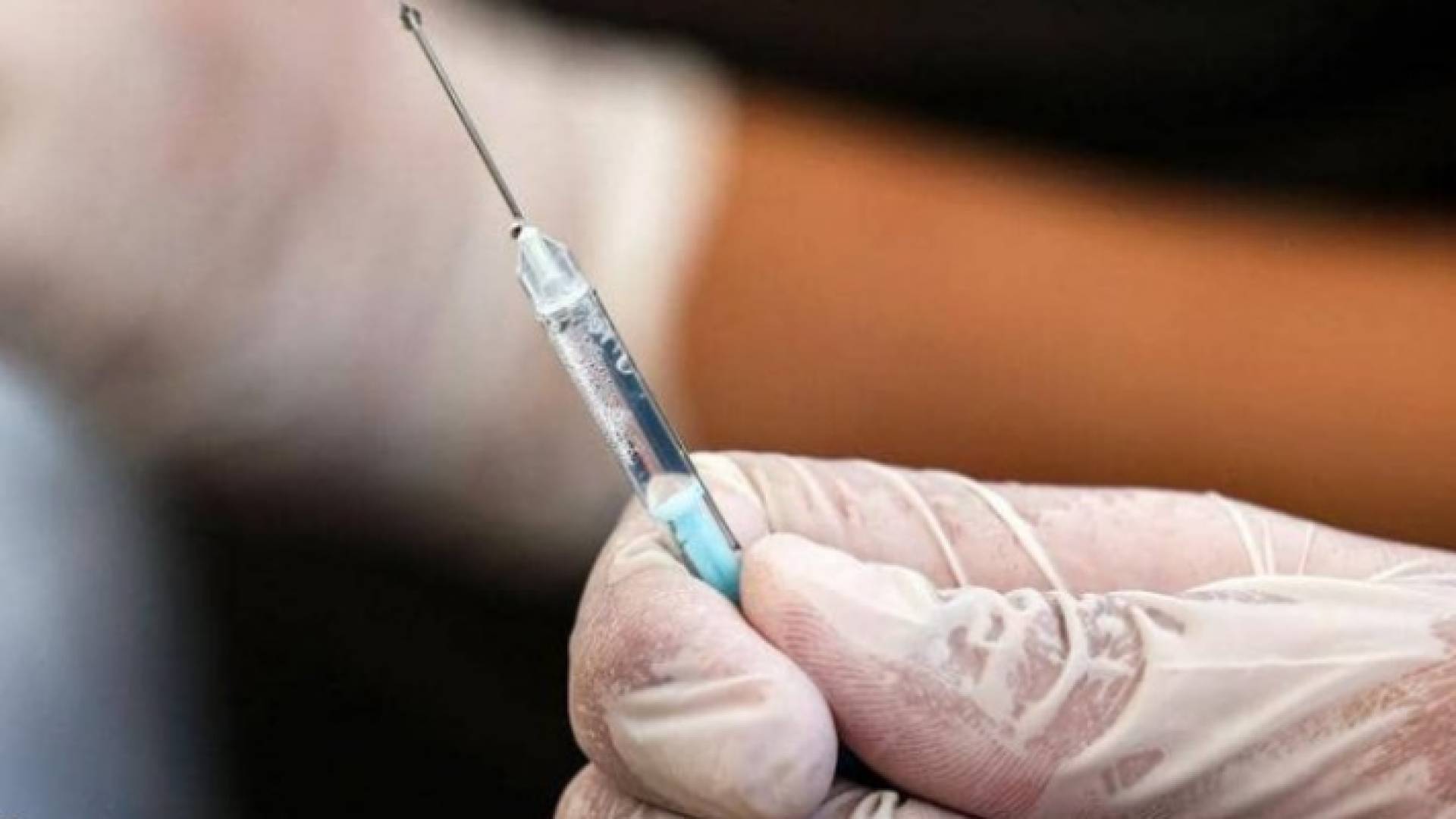 بعد عام على الحملة الوطنية للتطعيم.. "إدراة الازمات" يشدد على أهمية تلقي المطاعيم