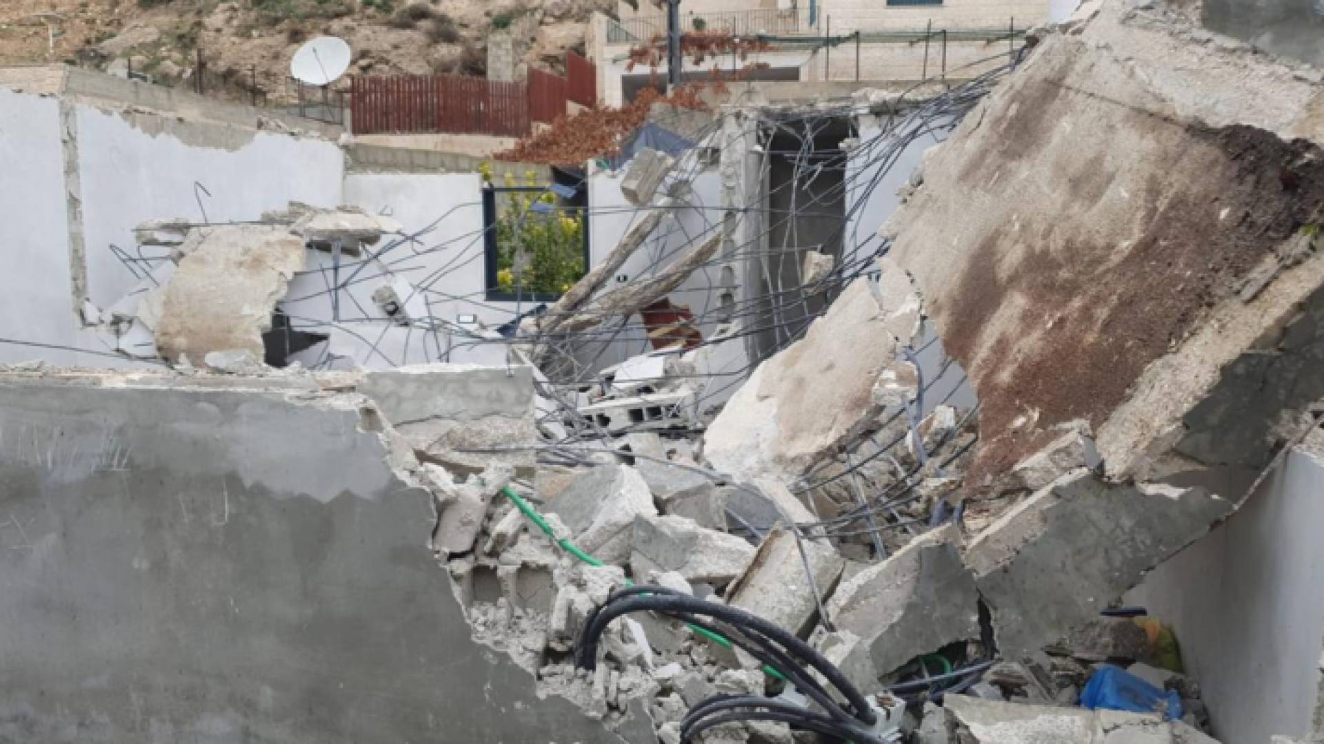 المنشأة التجارية التي أجبرت سلطات الاحتلال مالكها على هدمها