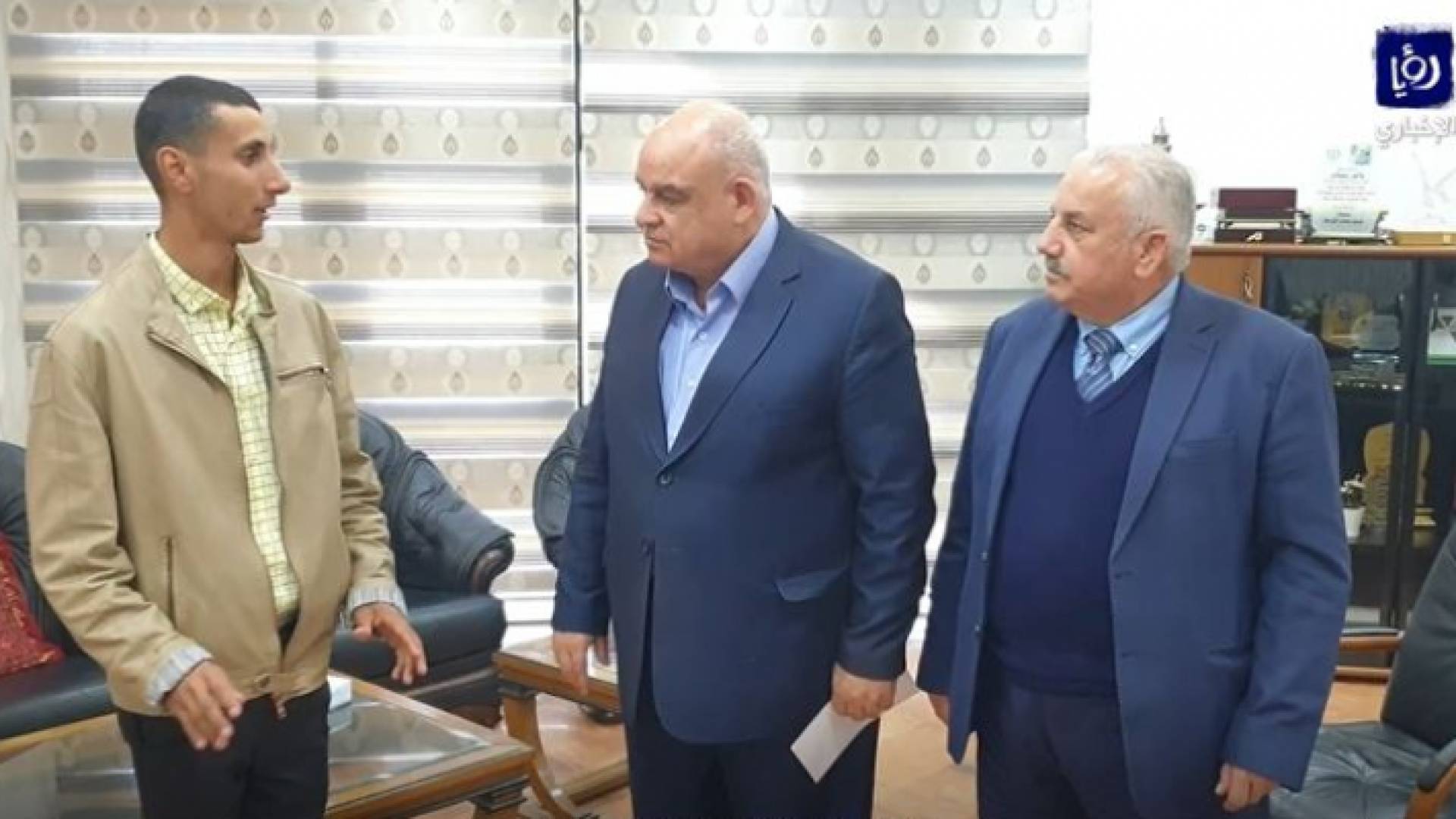 المحافظة وغرفة التجارة تكرمان الشاب الذي عثر على 17 الف دينار في اربد