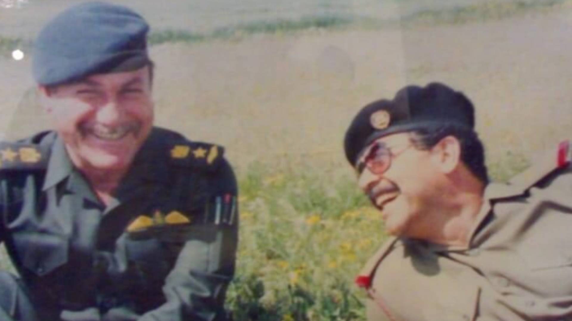 اللواء الطيار أرشد ياسين برفقة صدام حسين