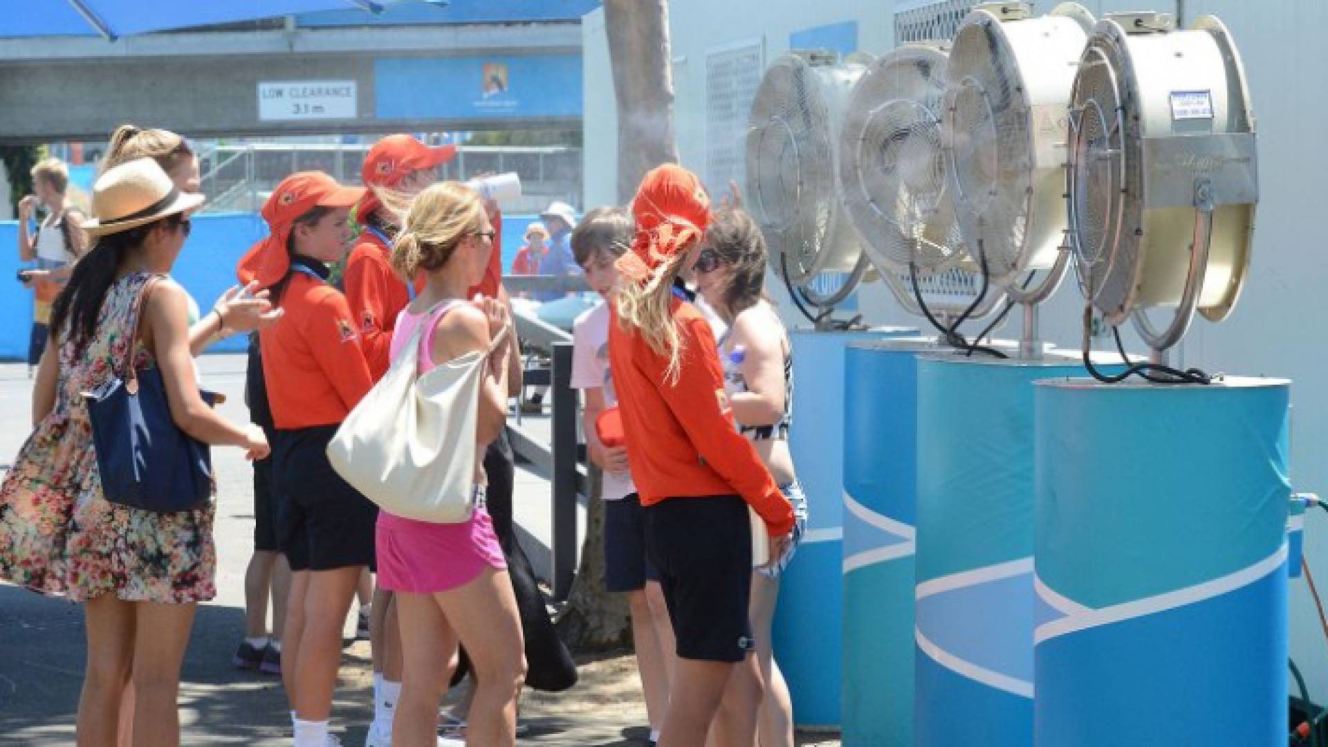 سيدات يقفن أمام أجهزة تبخير ماء