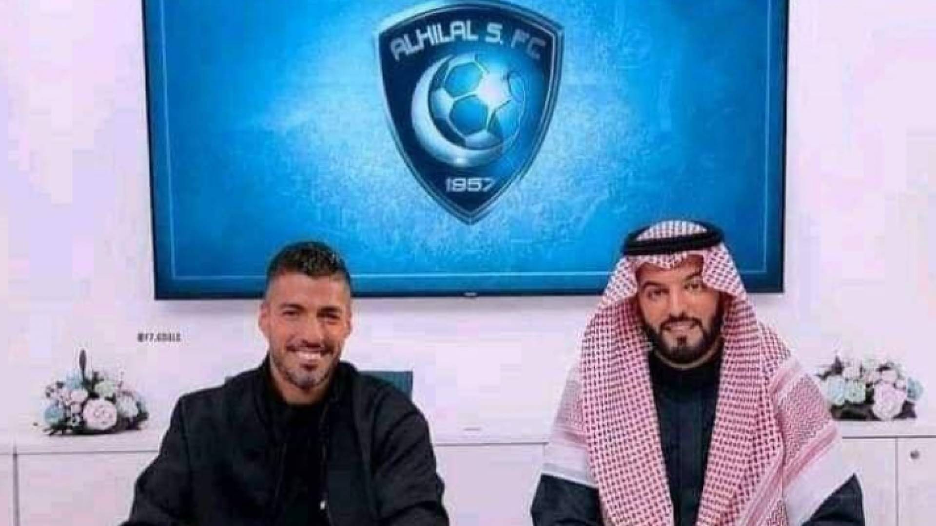 الصورة المتداولة لتوقيع سواريز مع الهلال السعودي