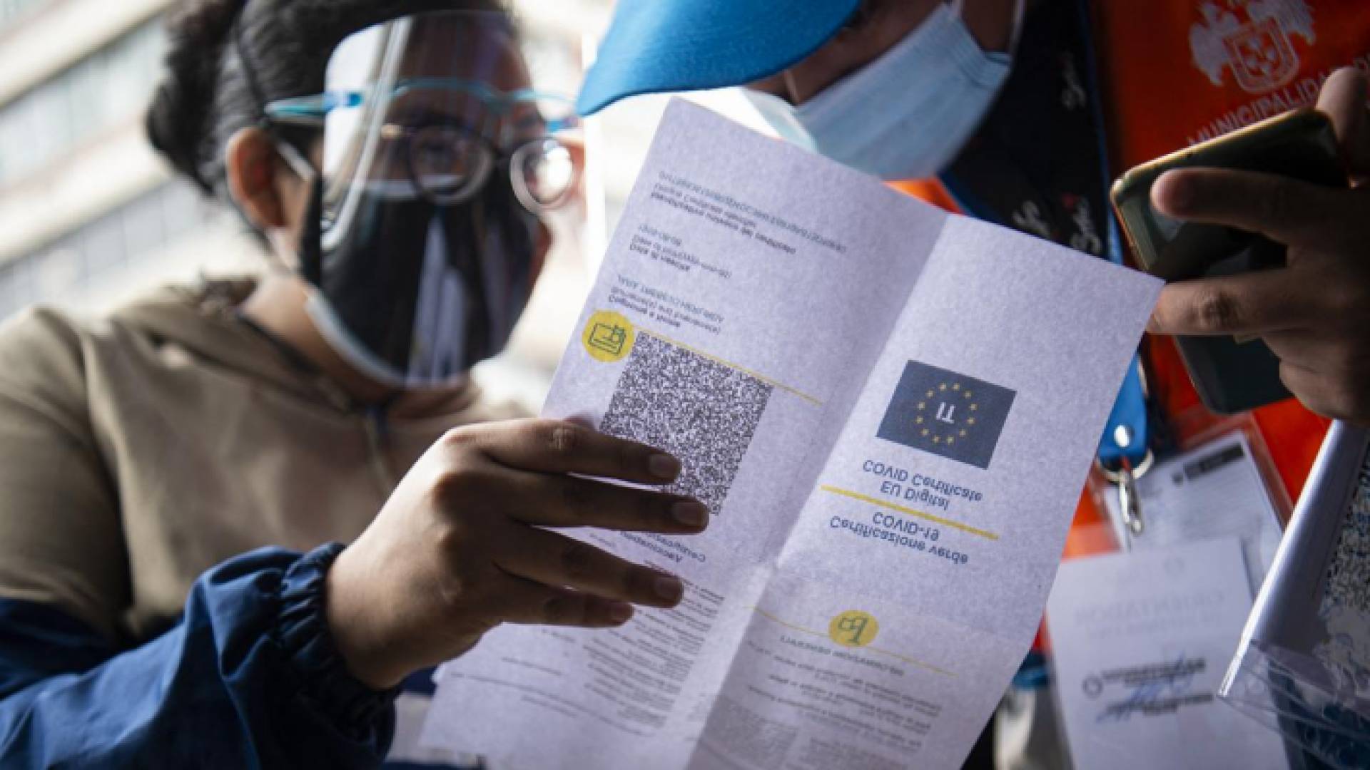 فرنسا تلغي عشرات الآلاف من الشهادات الصحية الخاصة بكورونا