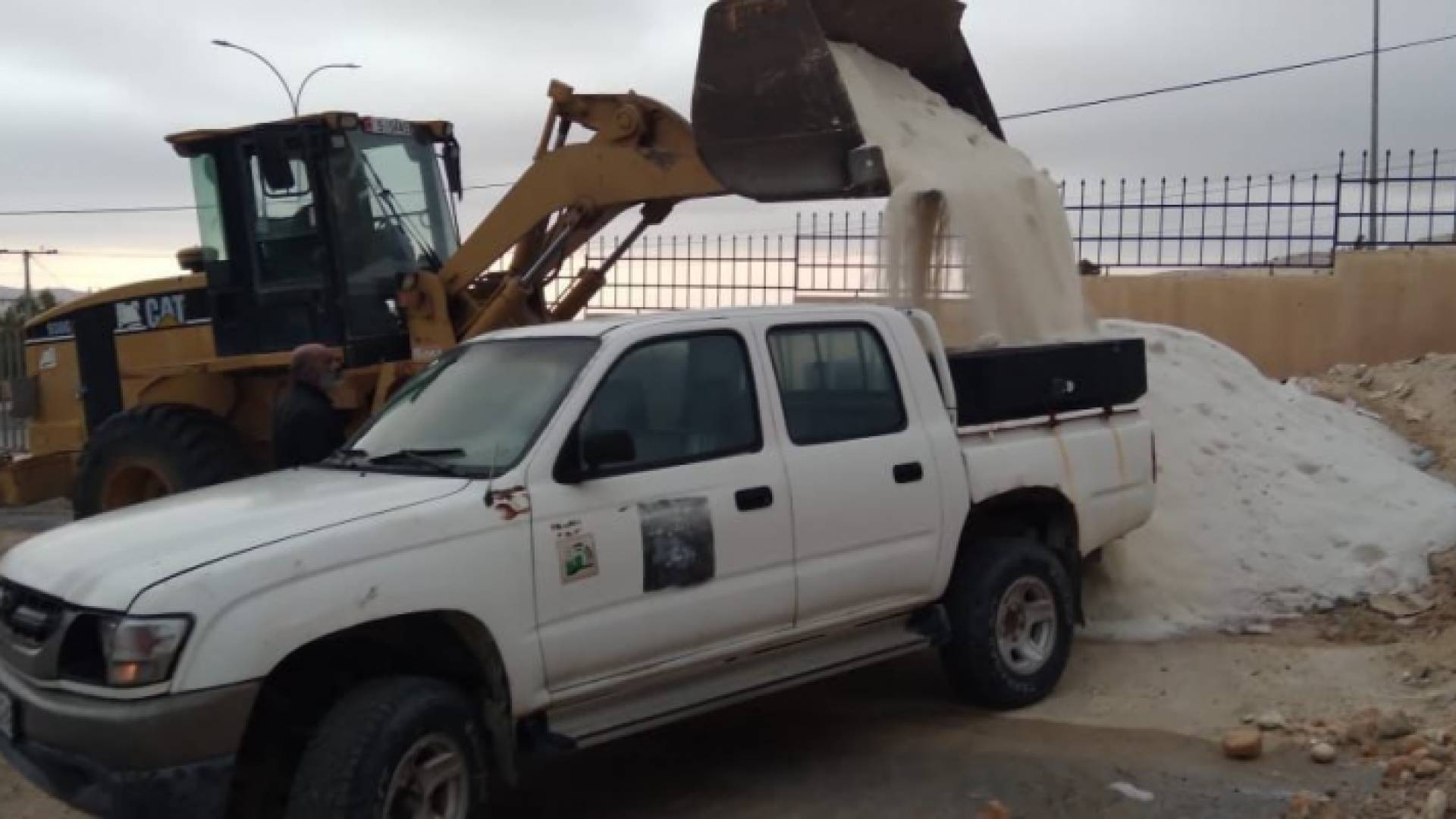 وزير الأشغال يوجه بنثر الملح على الطرق التي من المتوقع أن تشهد تشكل للانجماد