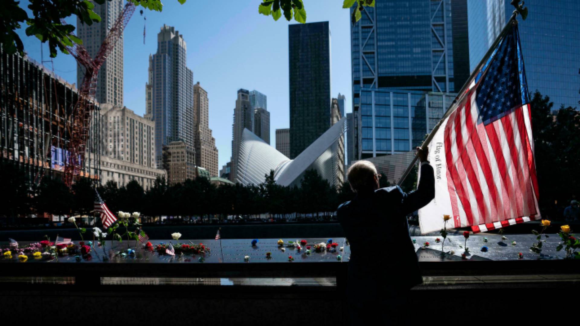 شخص يحمل علم أمريكا