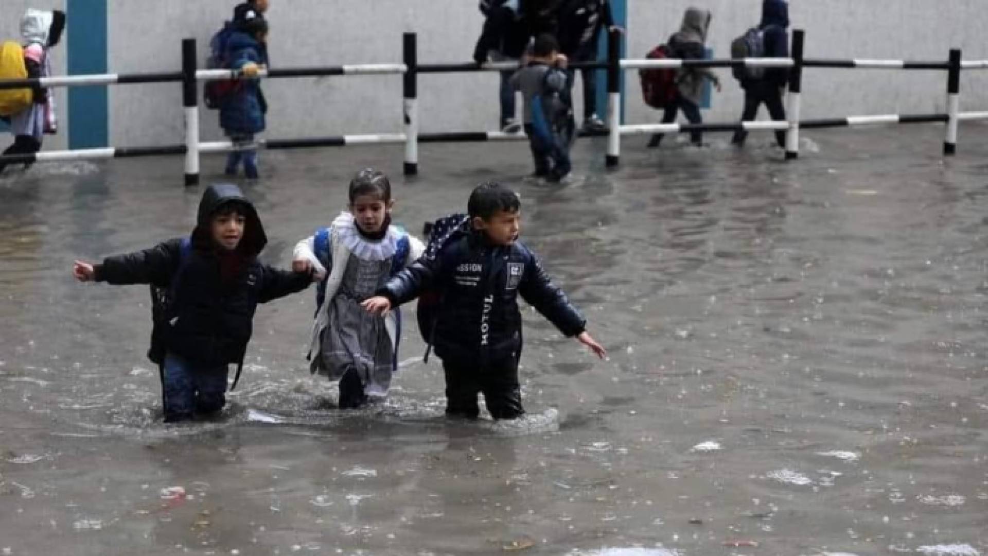 طلبة في جمع مياه أمام إحدى المدارس في غزة