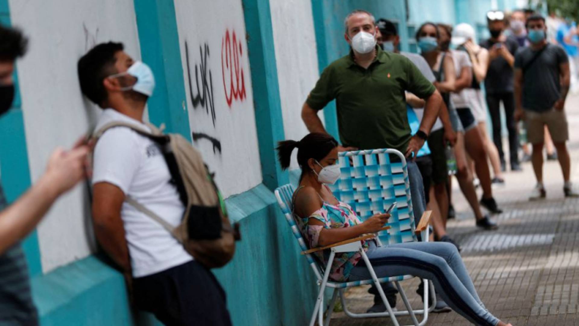 من أمام أحد مراكز فحص كورونا في الأرجنتين