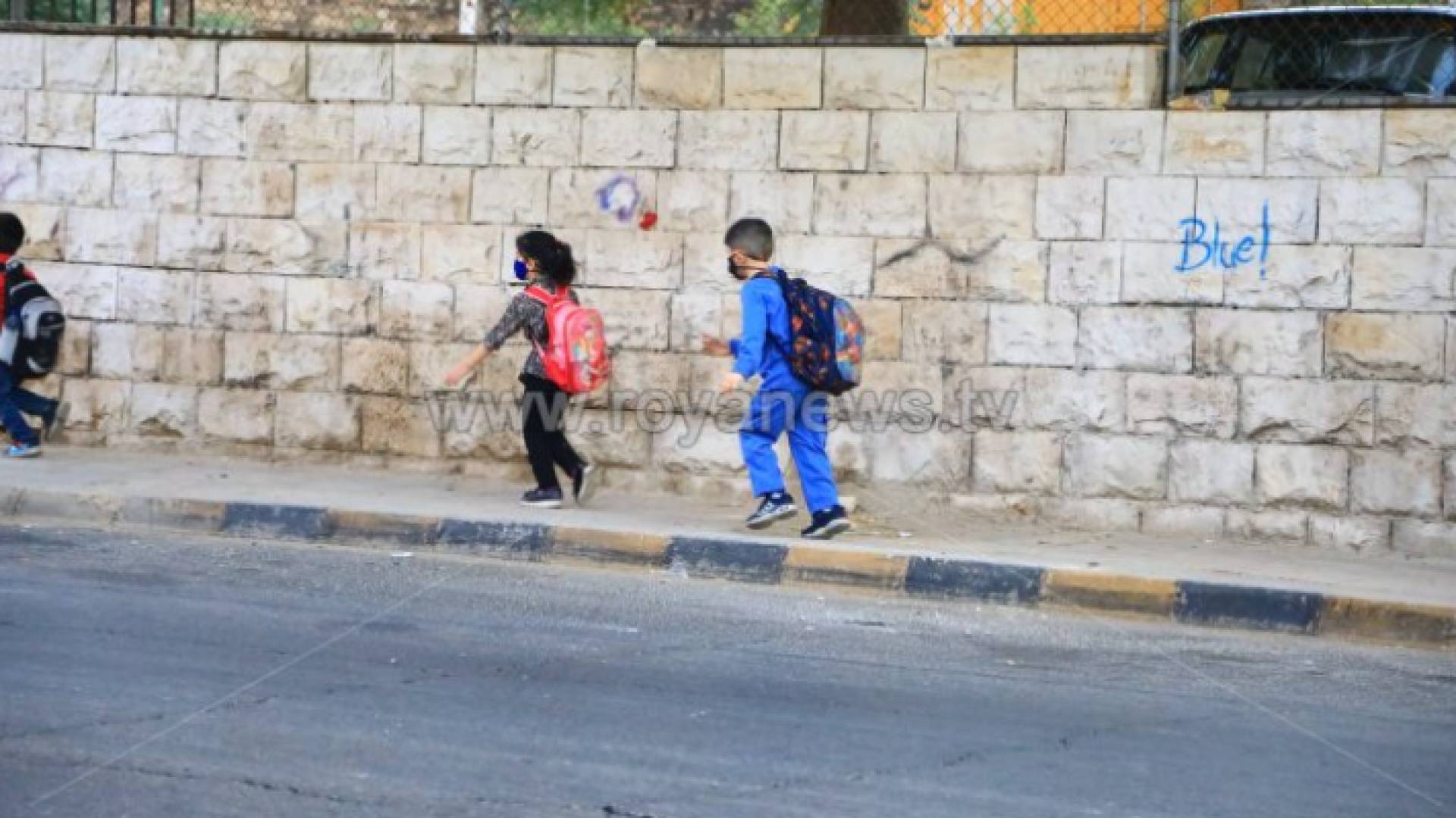 طلبة يتوجهون إلى المدارس - ارشيفية