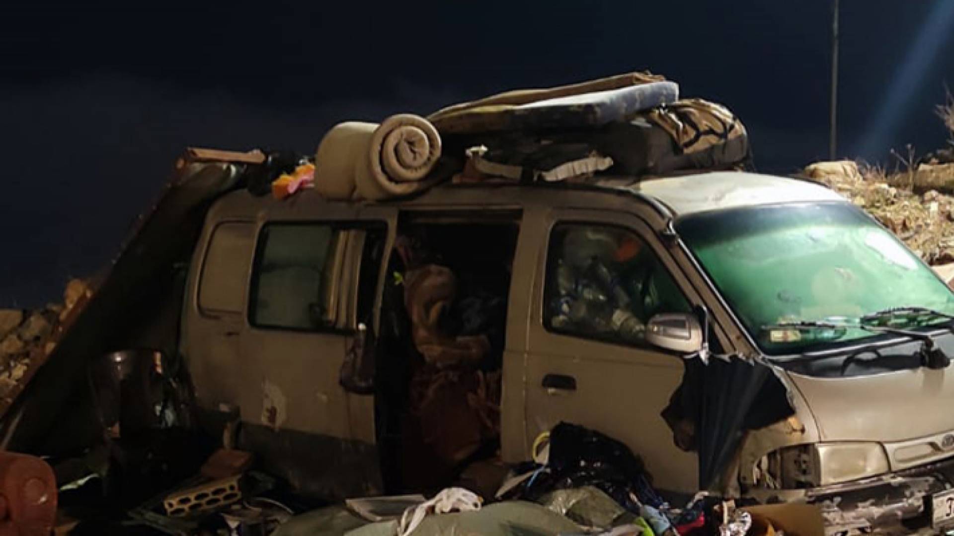 الحافلة داره والسماء غطاؤه.. أردني على قارعة الطريق منذ 4 سنوات