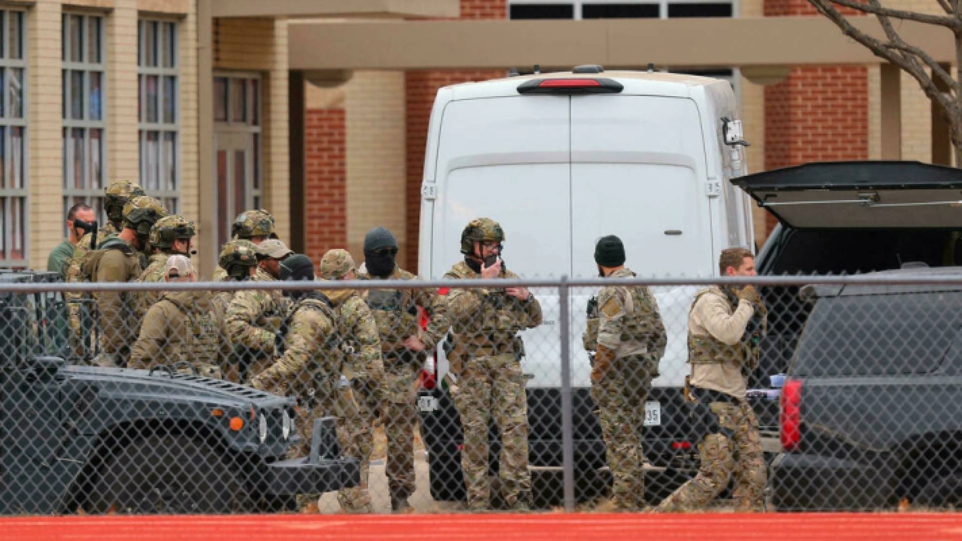 عناصر من الشرطة أمام كنيس كوليفيل