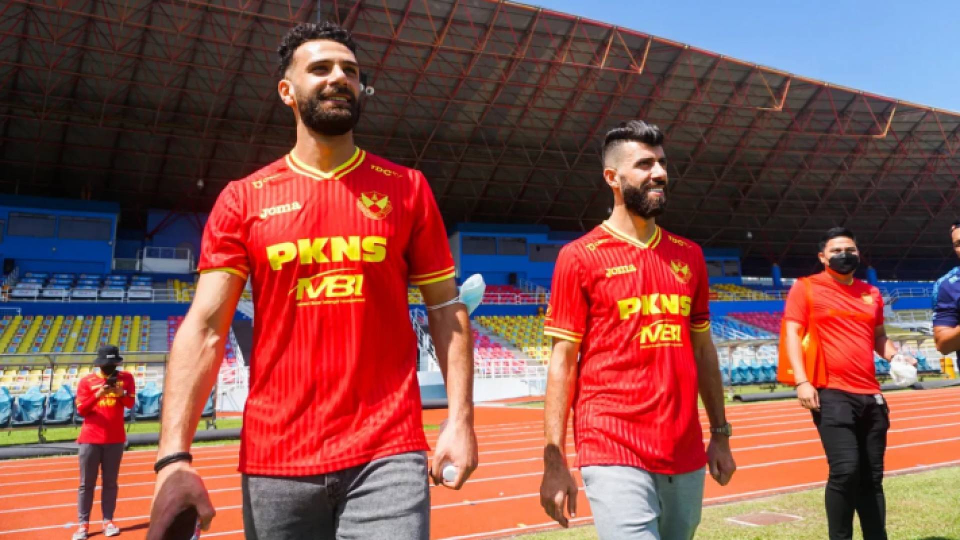 المحترفان الأردنيان في نادي سيلانجور الماليزي بهاء عبد الرحمن (يمين) ويزن العرب (يسار)