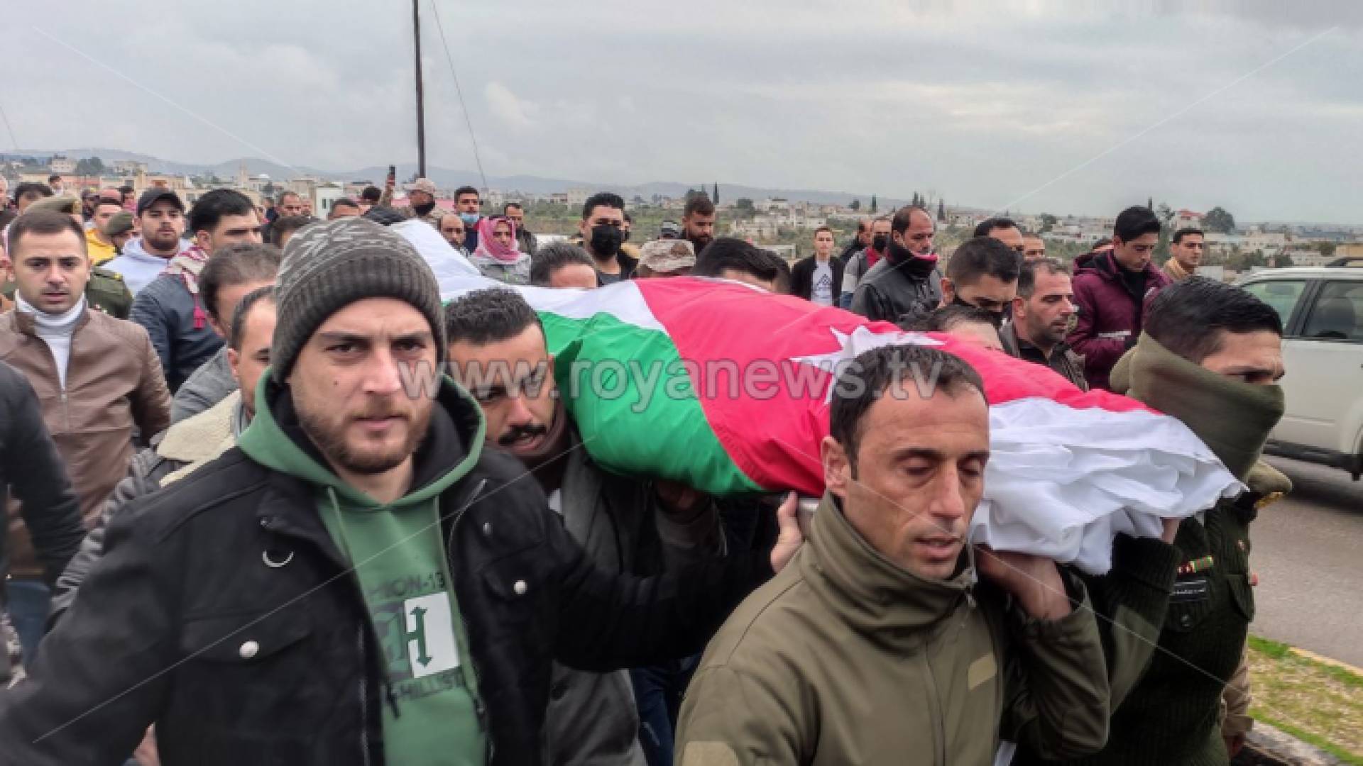 الأردنيون يشيعون جثمان الشهيد النقيب محمد الخضيرات إلى مثواه الأخير في دير السعنة