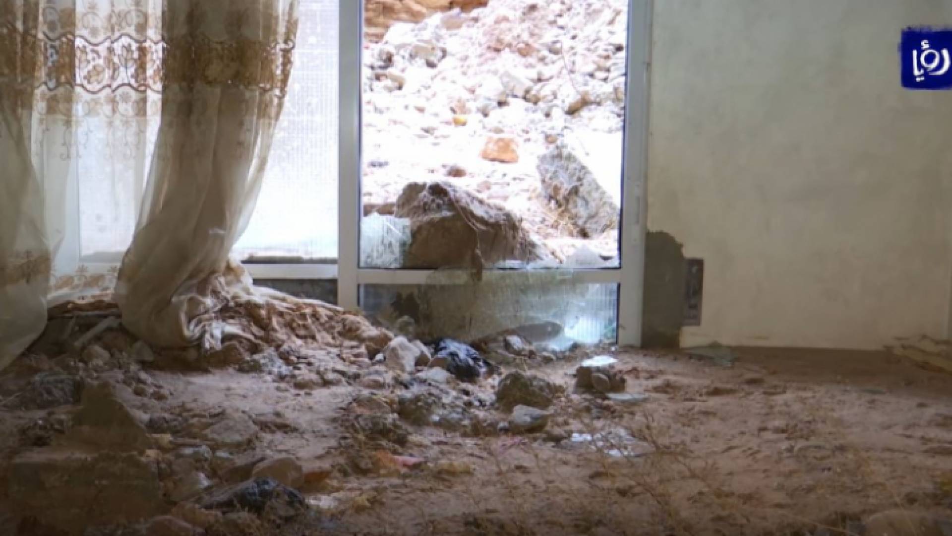 الأمطار تداهم إحدى الشقق