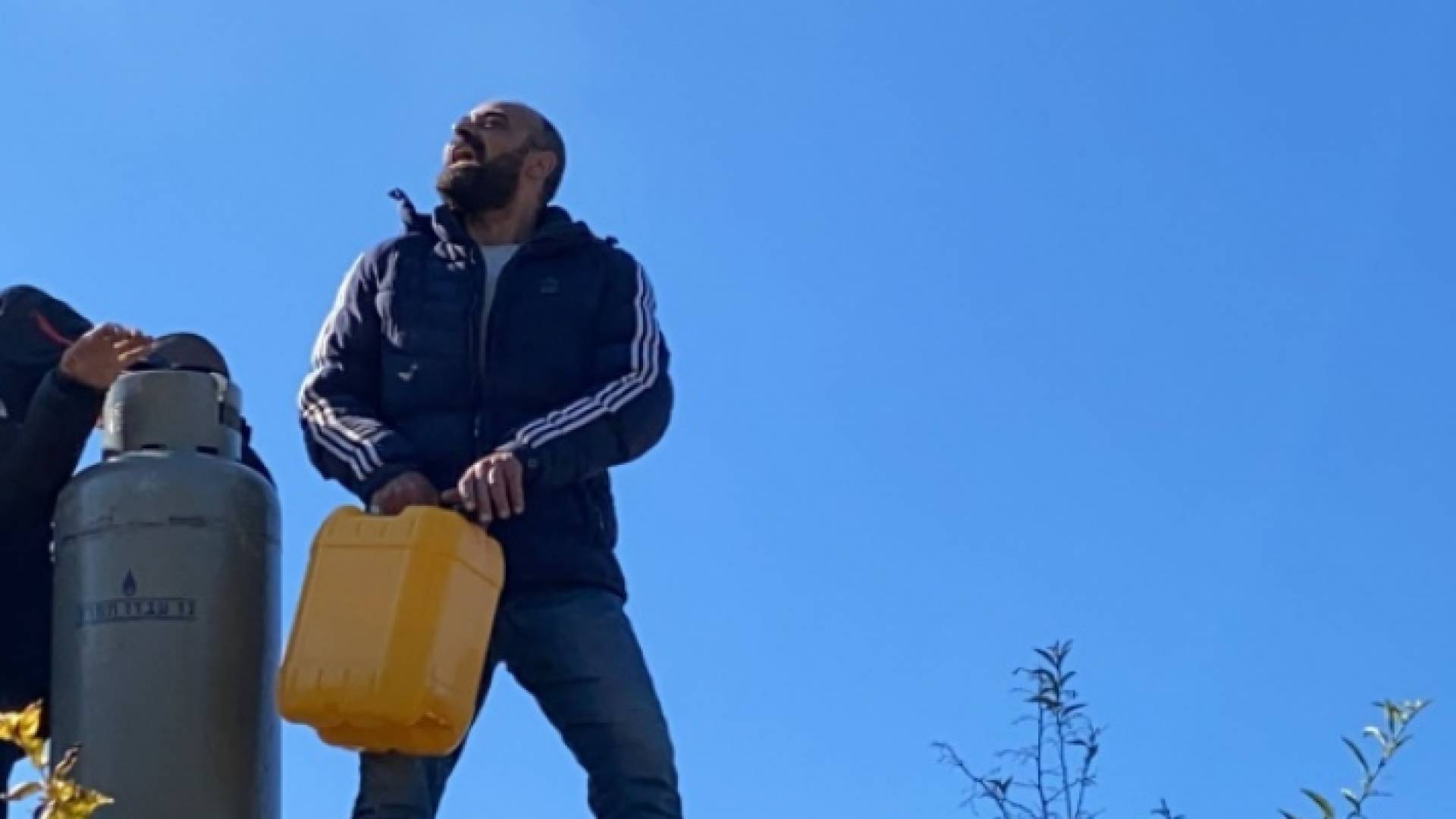 محمود صالحية خلال المداهمة