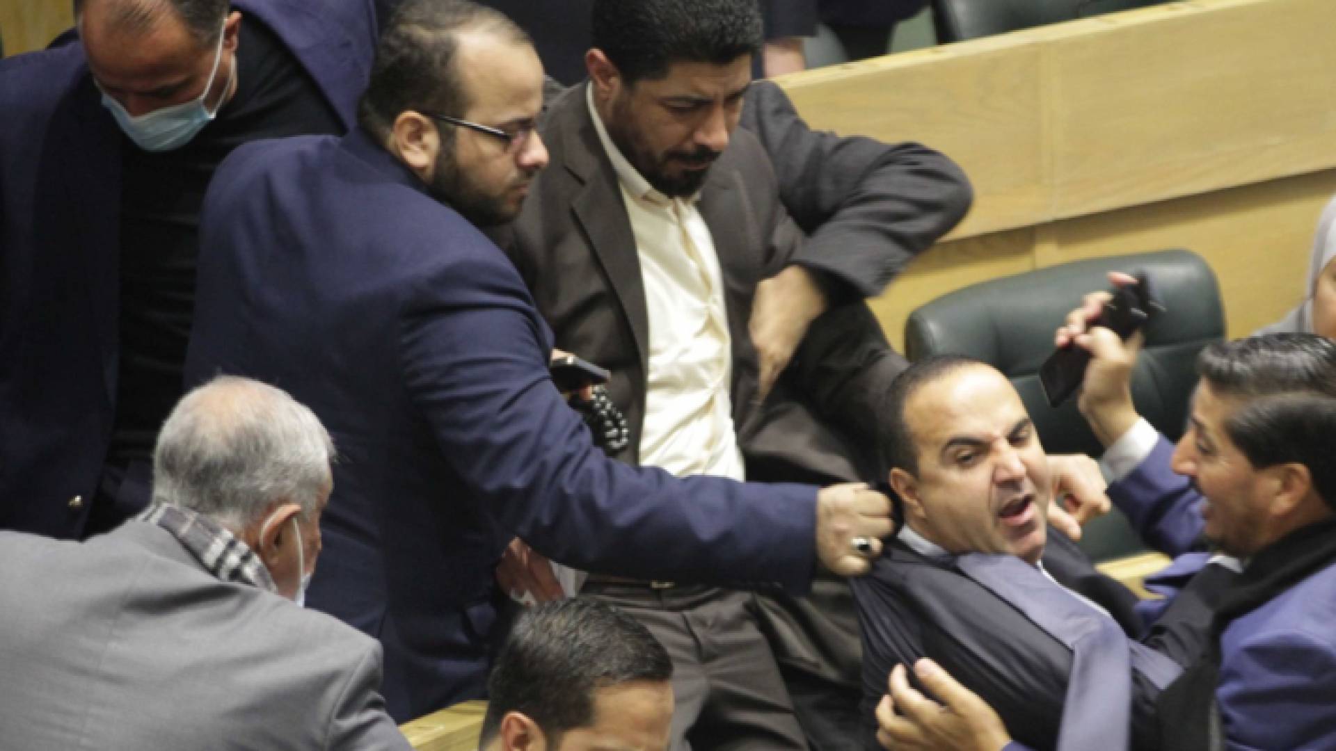 مشاجرة النواب