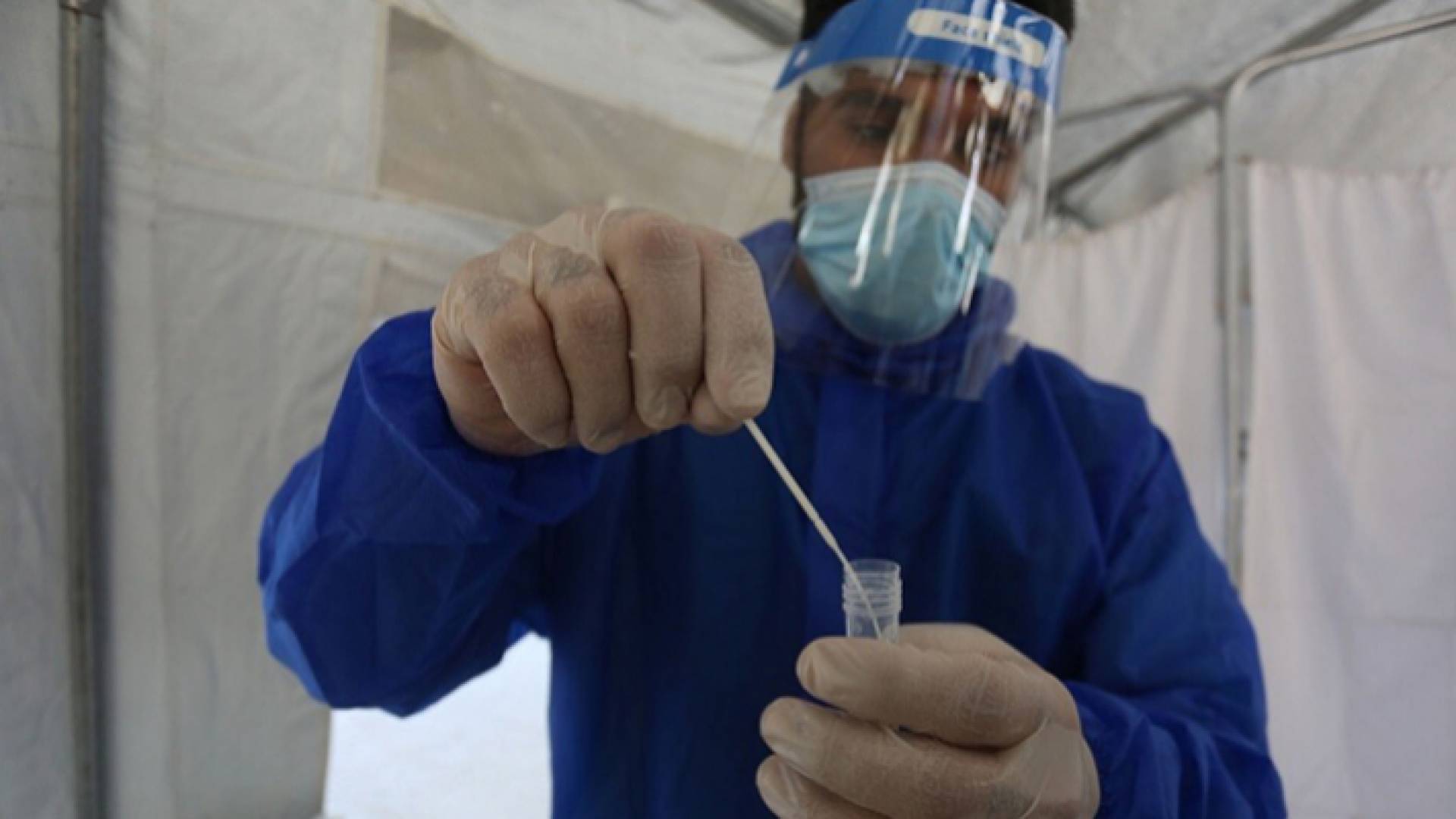 عامل في القطاع الصحي الفلسطيني يحضر جرعة من لقاح كورونا - أرشيفية