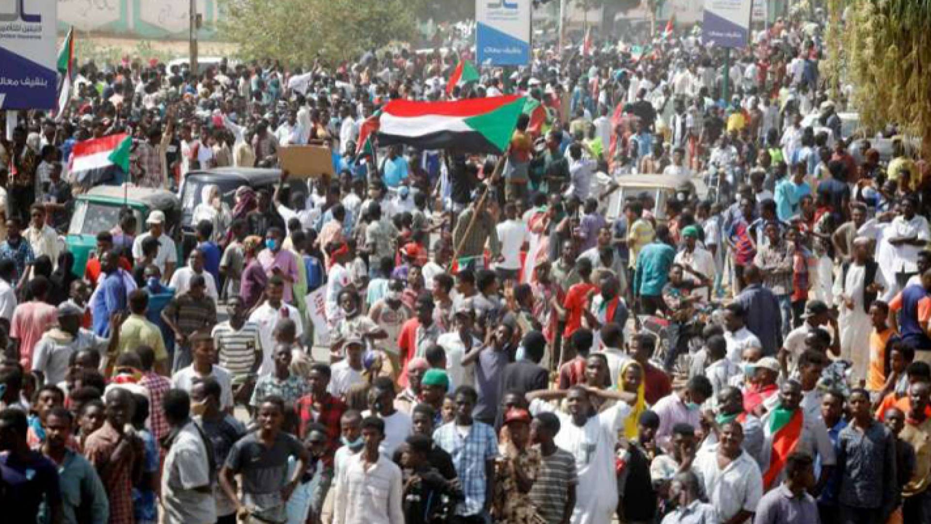 الآلاف يتظاهرون مجددا في السودان والشرطة تطلق قنابل الغاز