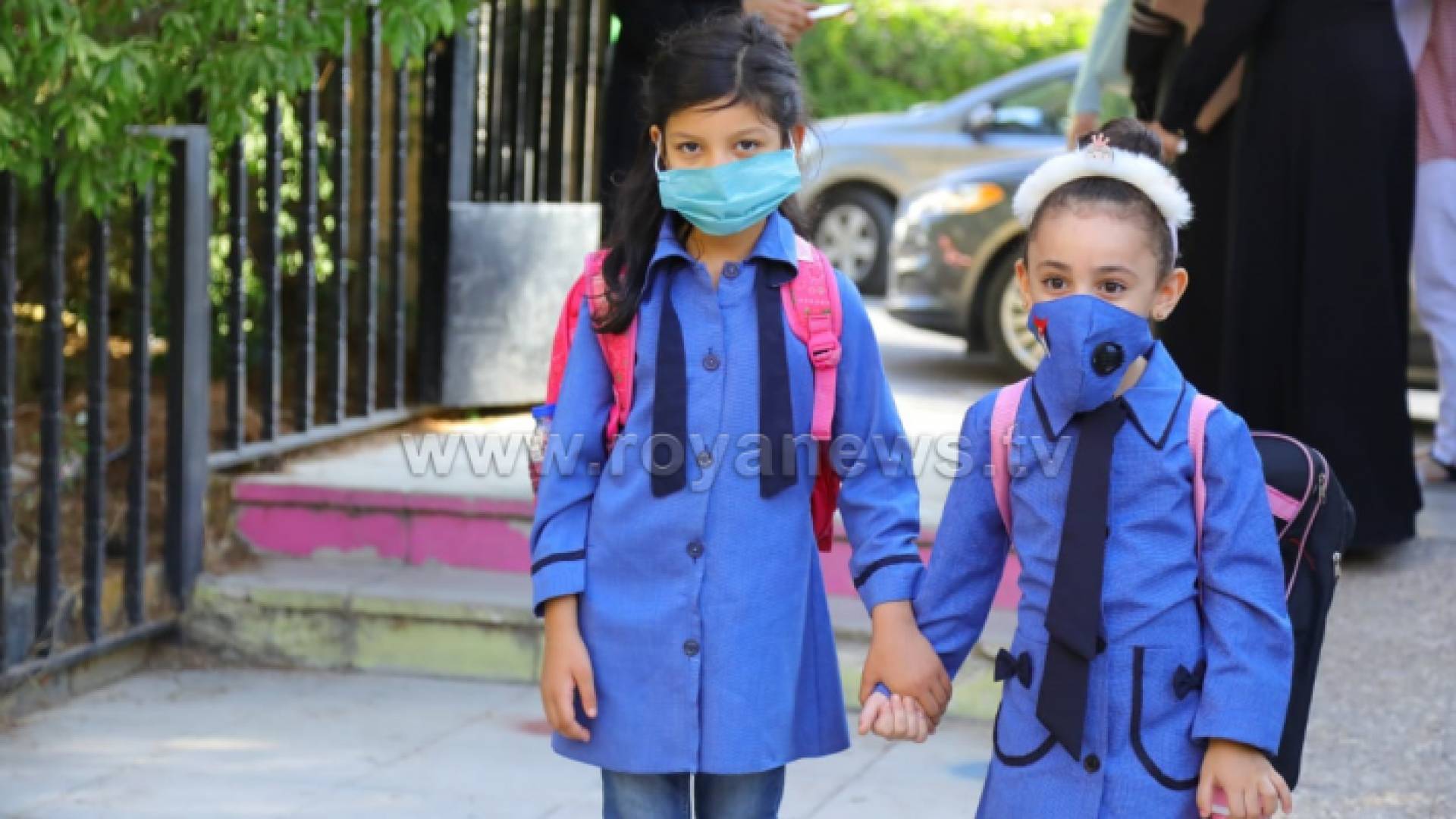 طالبتان في إحدى المدارس الحكومية