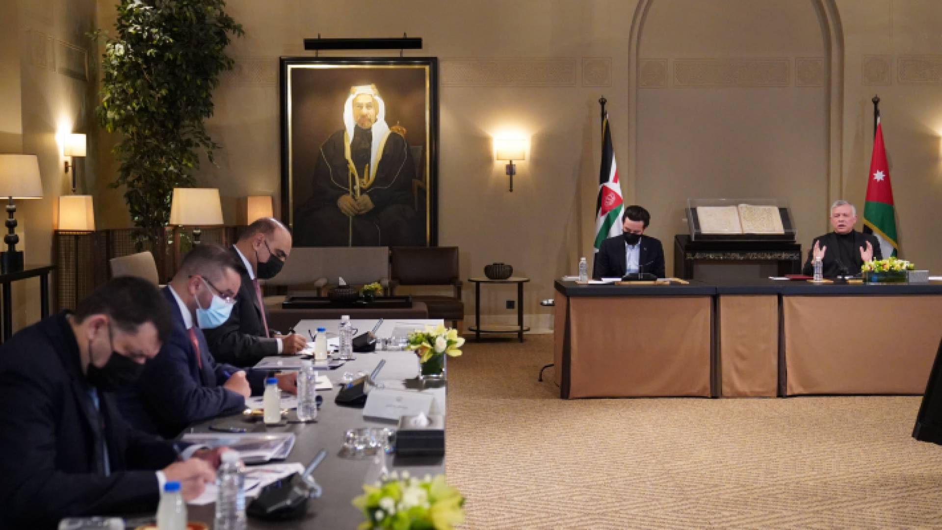 جانب من اجتماع جلالة الملك بعدد من المسؤولين لمتابعة خطط الحكومة للتشغيل