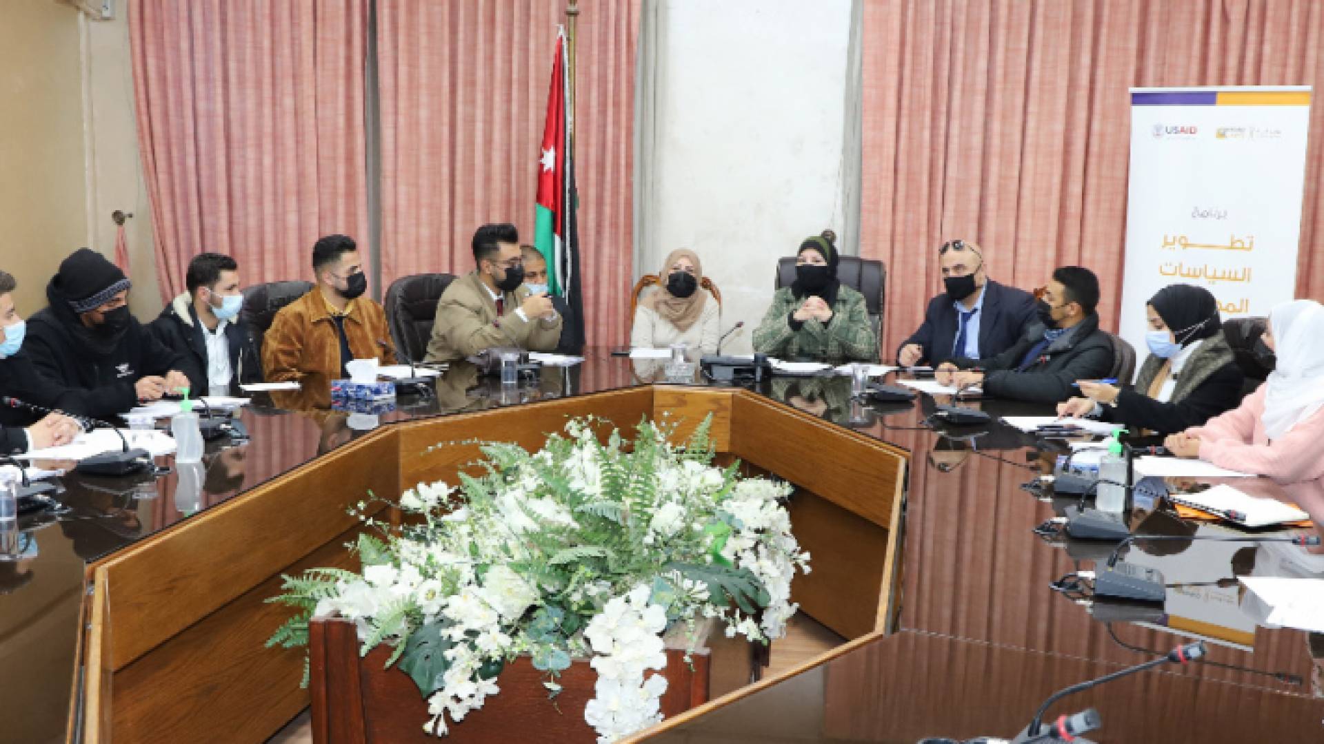 جانب من لقاء قبيلات مع مجموعة من الشباب والشابات