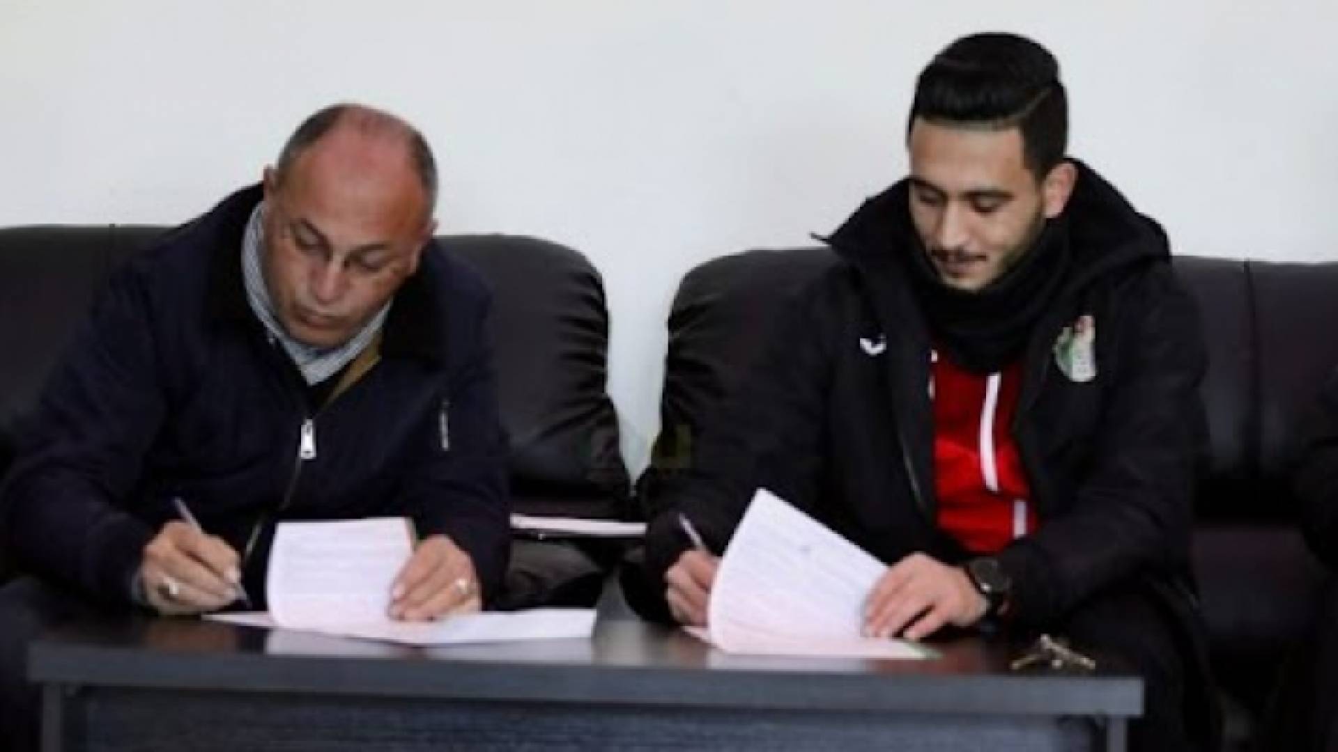 أحمد سمير (يمين) يوقع على تجديد عقده مع الوحدات