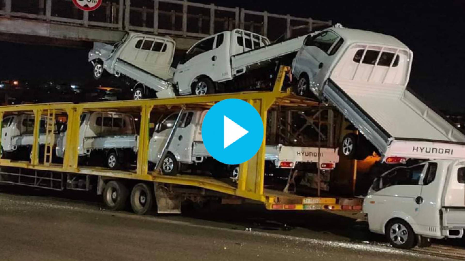 اصطدام "ناقلة مركبات" بجسر مشاة في اربد