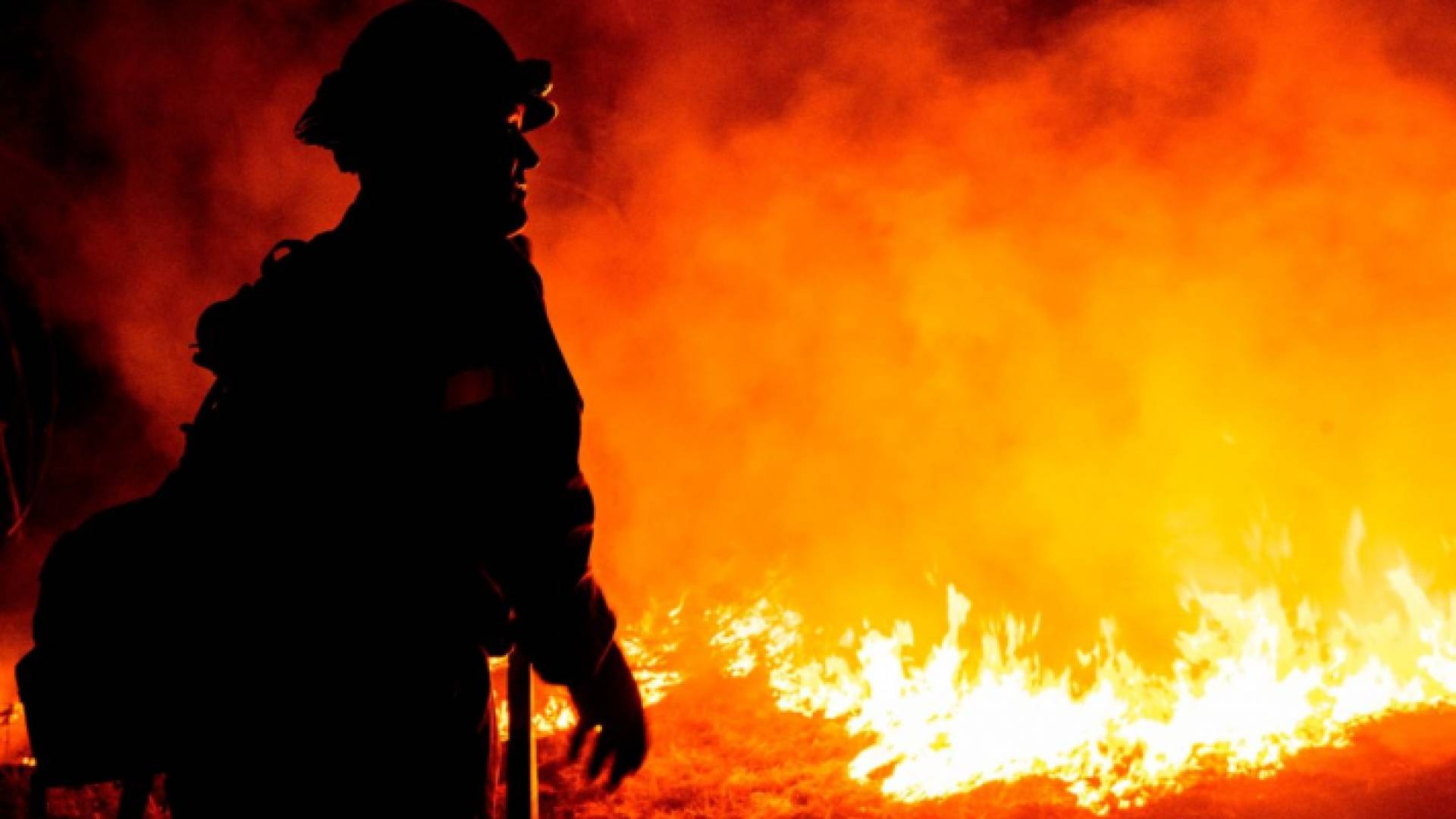 رجل إطفاء وسط الحريق