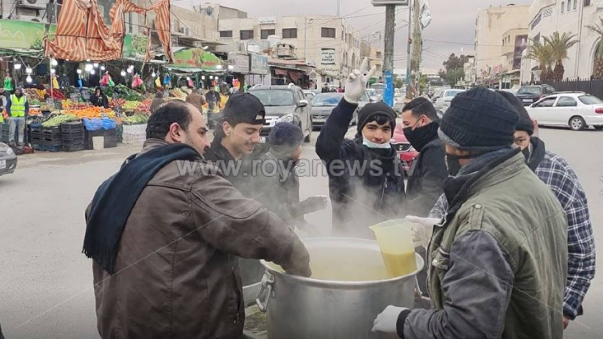 شباب معان يوزع العدس على المارة