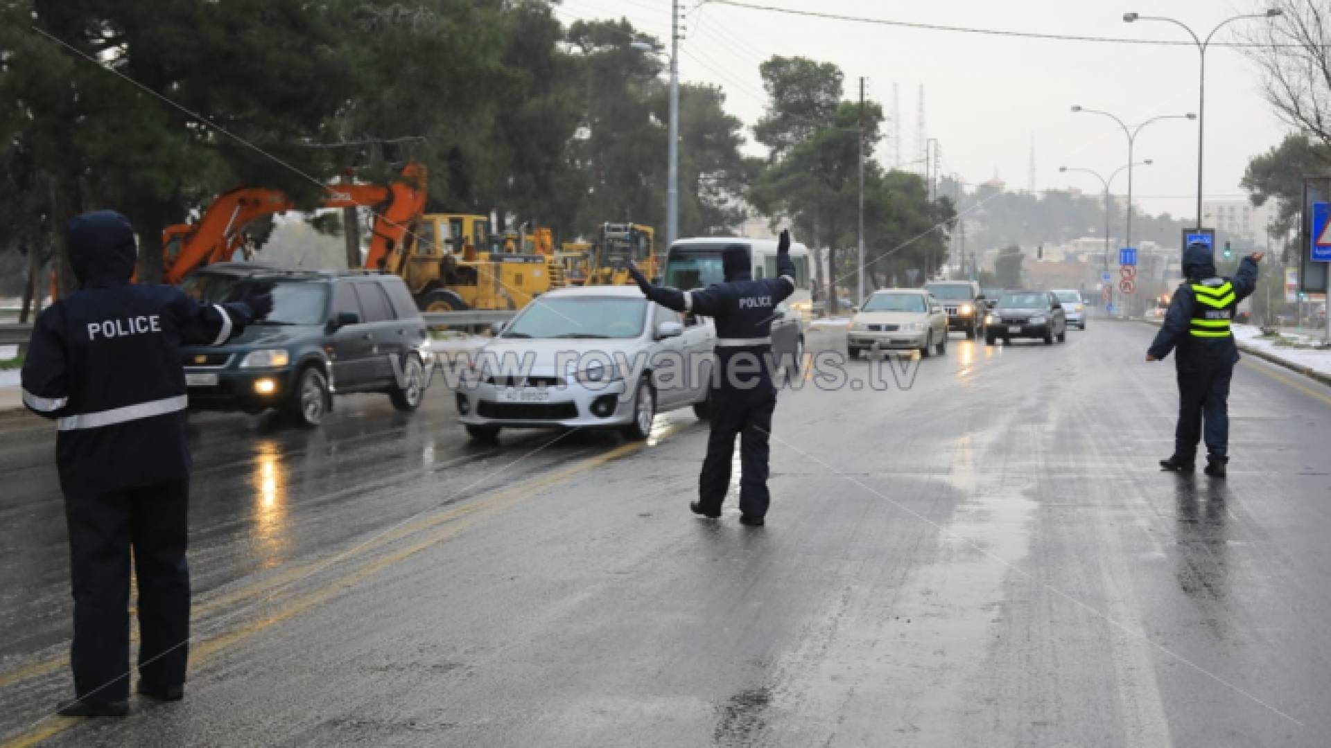 رجال السير خلال المنخفض