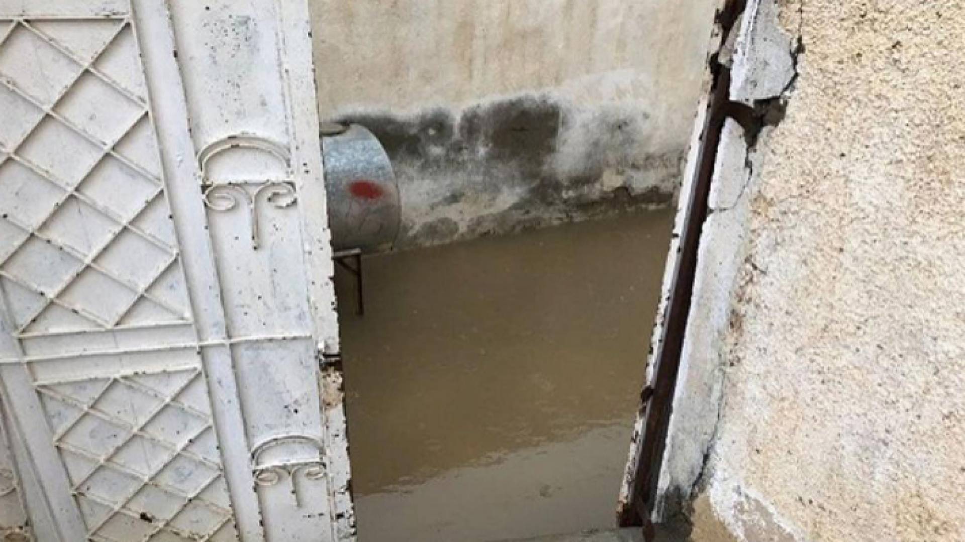 بلدية مادبا تتعامل مع مداهمة مياه الأمطار في 3 منازل